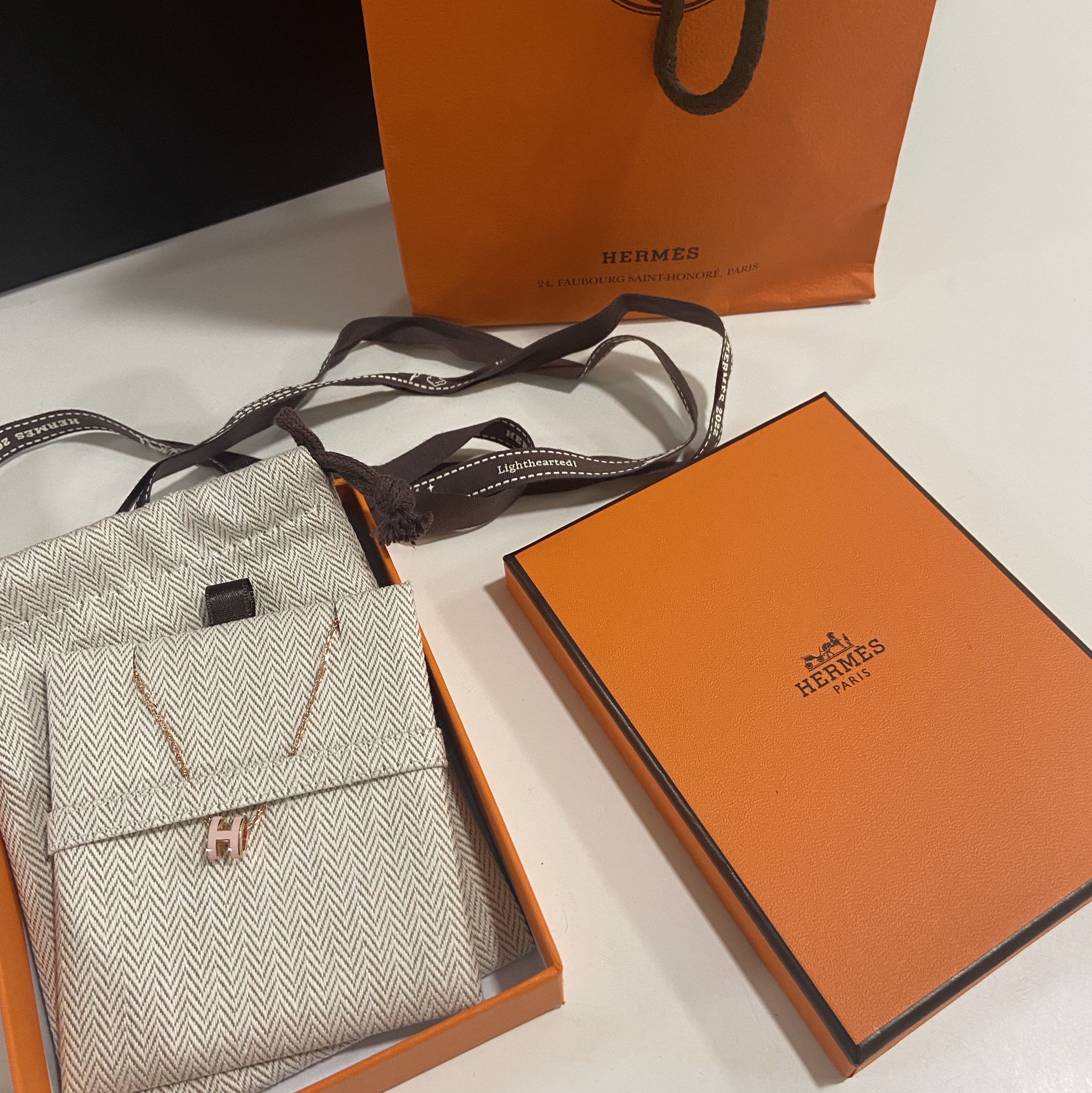 (W) Hermes Mini Pop H Pendant Rose Gold & Marron Glace 착용 스타일