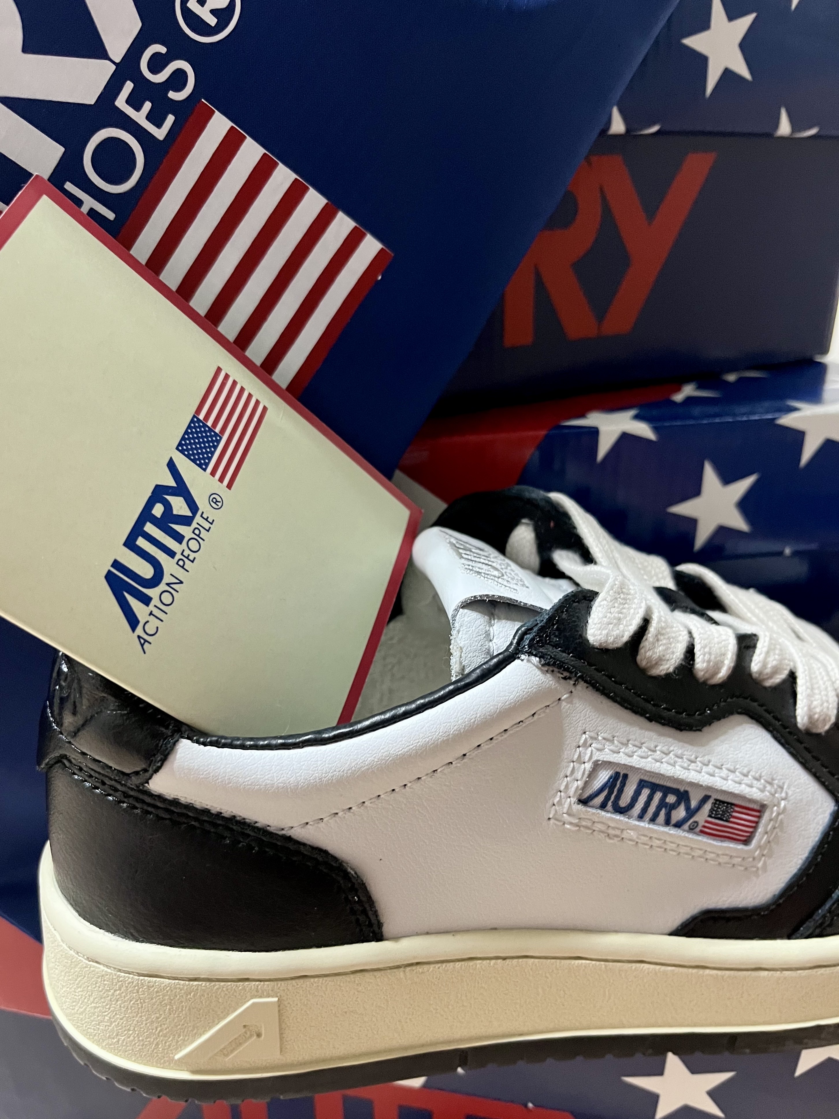 (W) Autry Medalist Low Leather Sneakers Black White, Autry Medalist Low Leather Sneakers Black White 착용 스타일 - 2