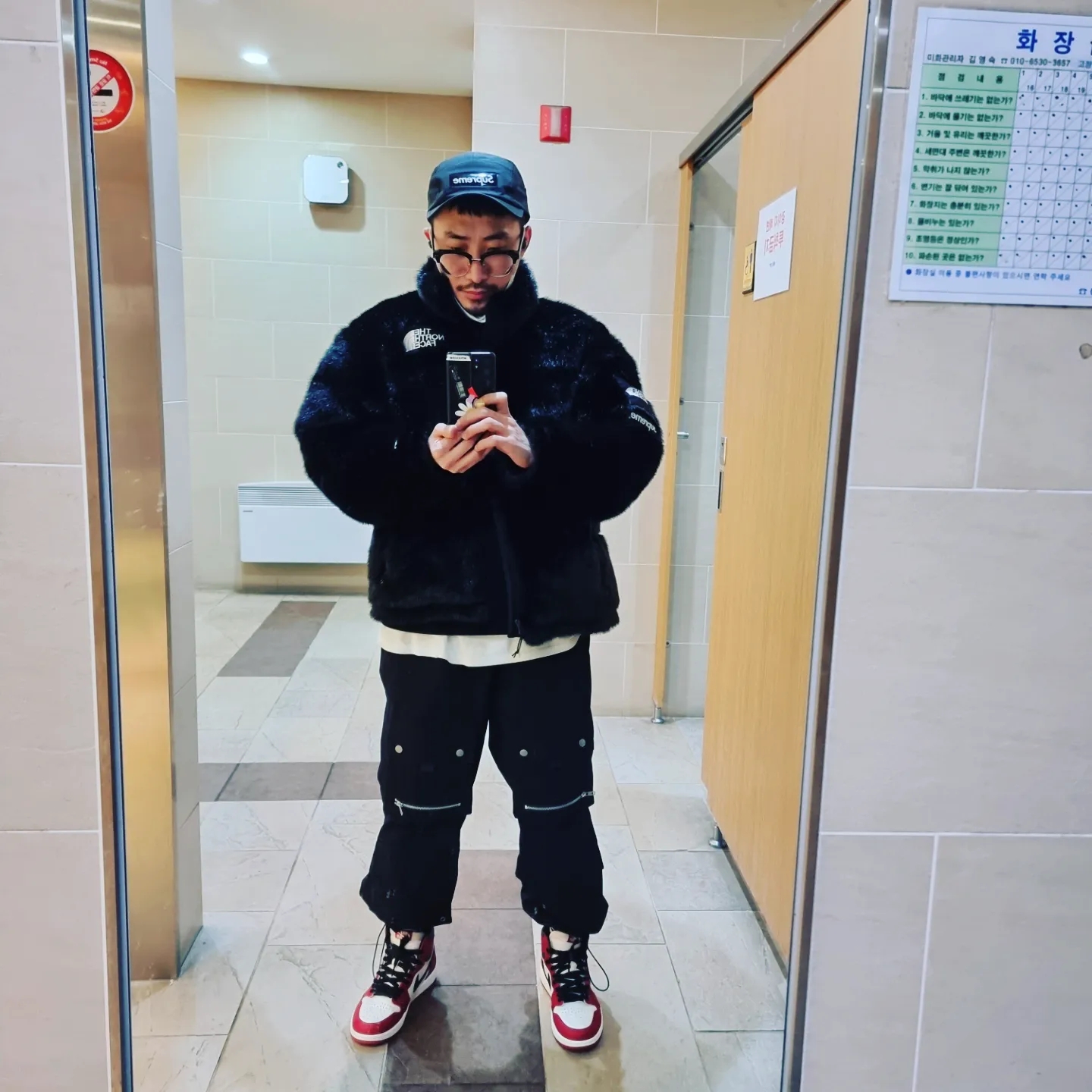 Supreme x The North Face Faux Fur Nuptse Jacket Black - 20FW, Jordan 1 Retro High OG Chicago 2022 착용 스타일 - 2