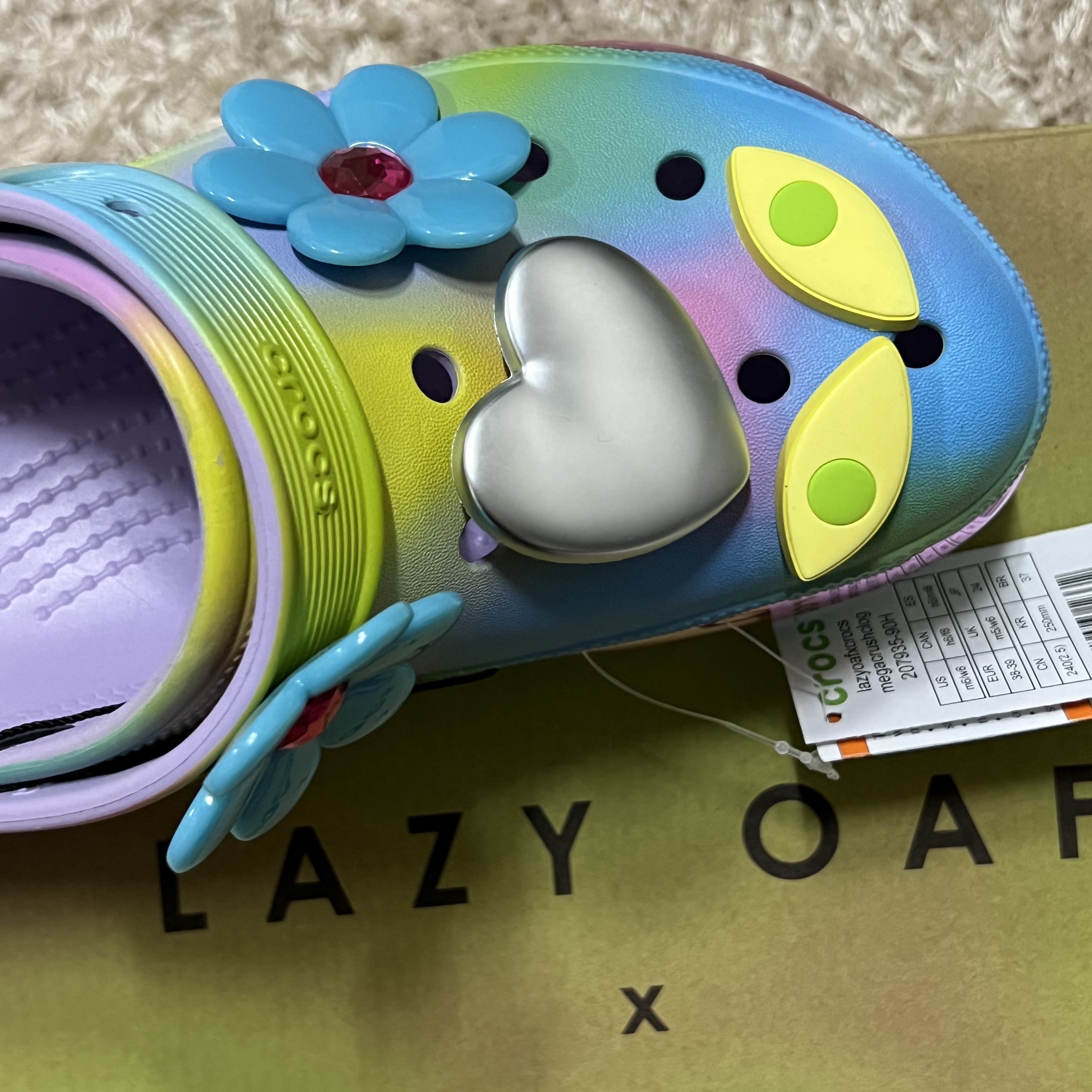 Crocs x Lazy Oaf Mega Crush Clog Multi 착용 스타일 - 2