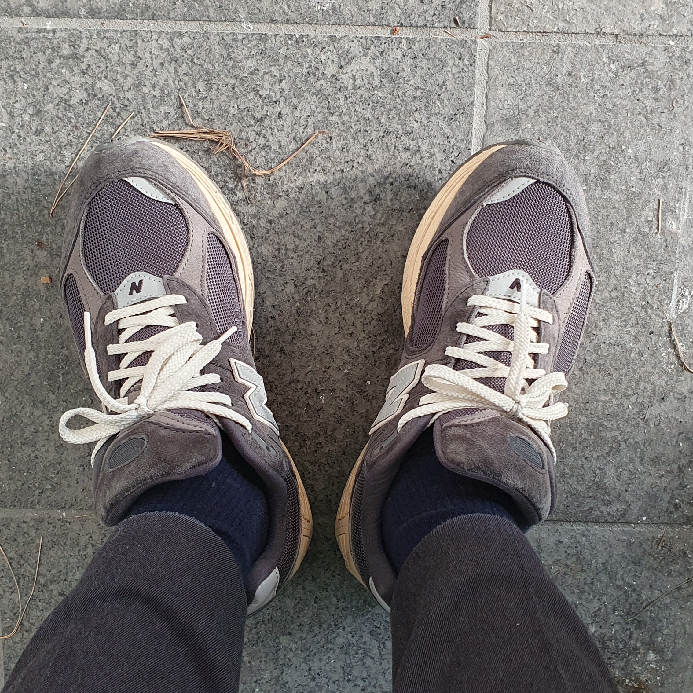 New Balance 2002R Special Vintage Black Grey 착용 스타일 - 1