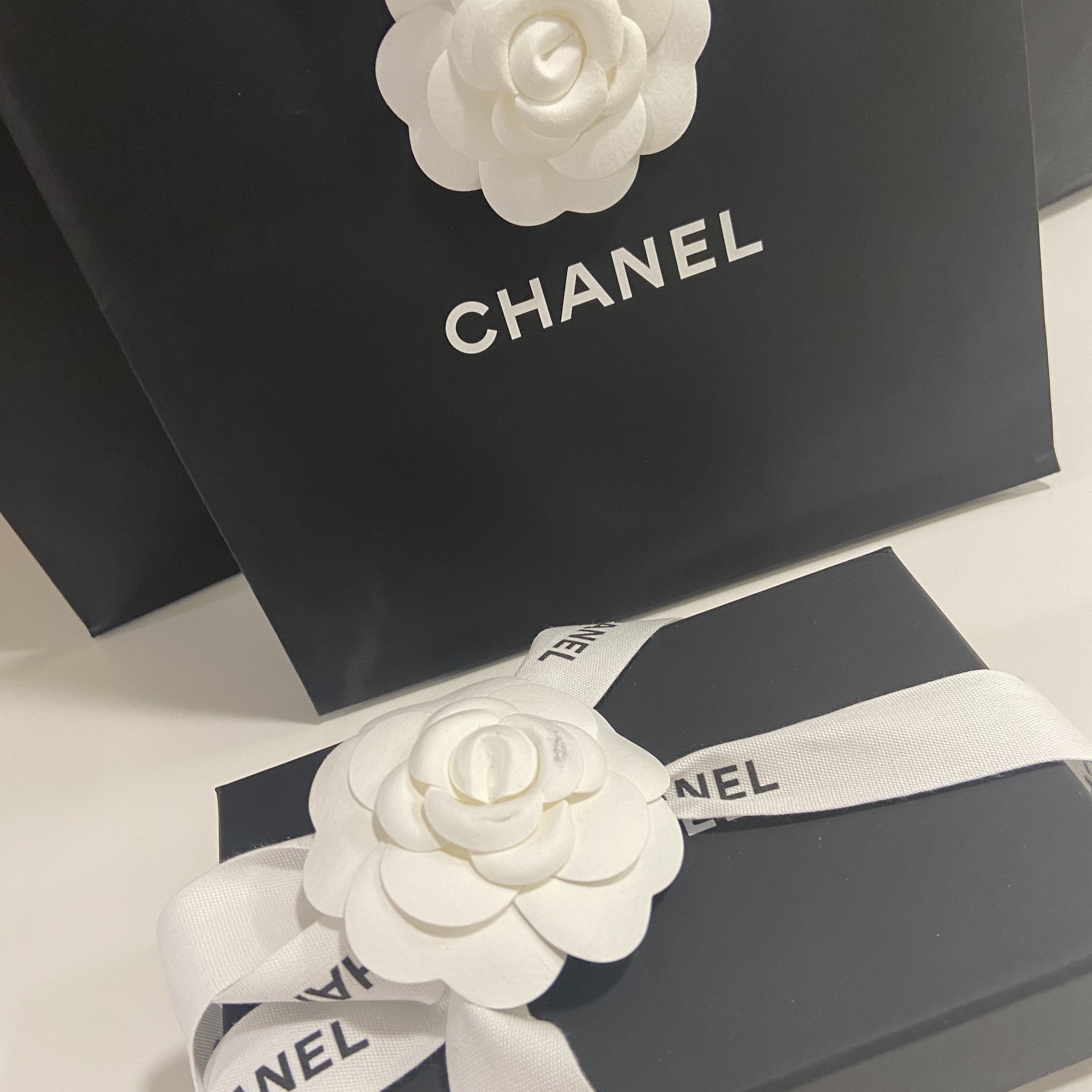 Chanel Classic Card Holder Grained Calfskin & Gold Black 착용 스타일 - 3