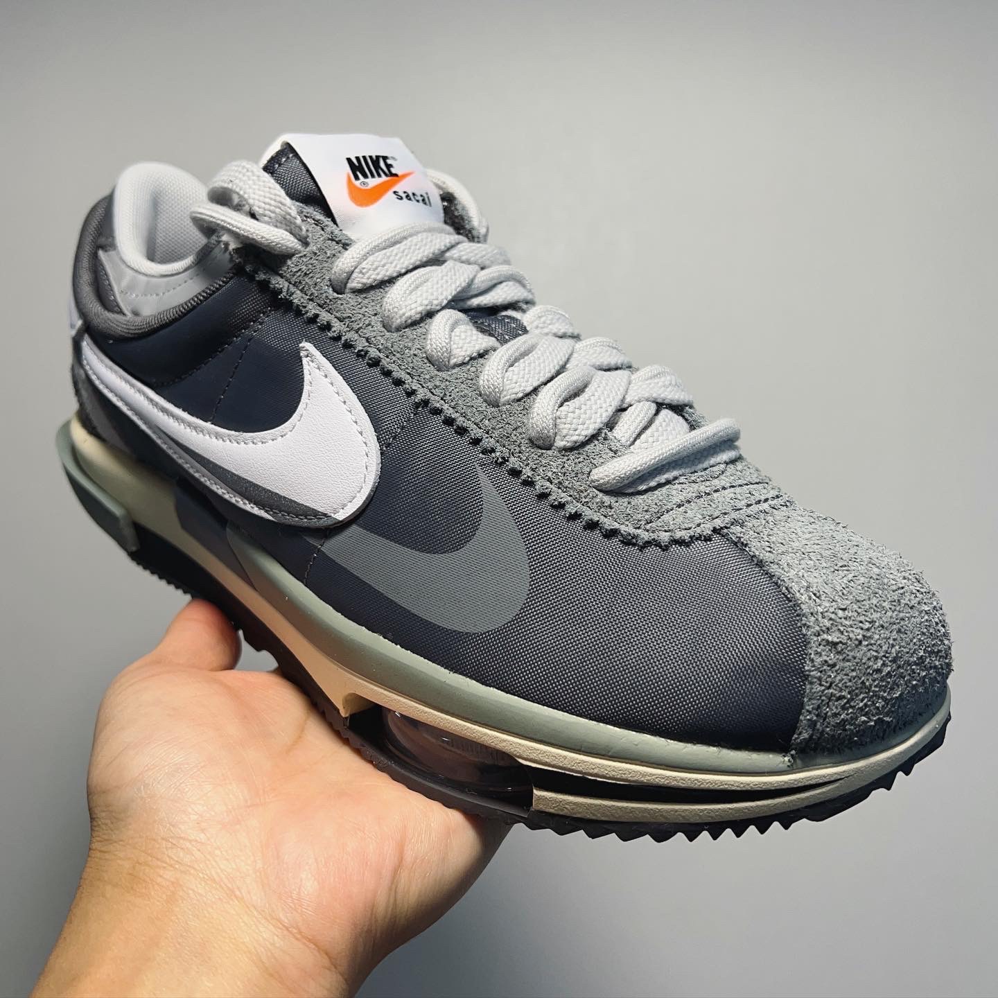 Nike x Sacai Zoom Cortez SP Iron Grey 착용 스타일 - 4