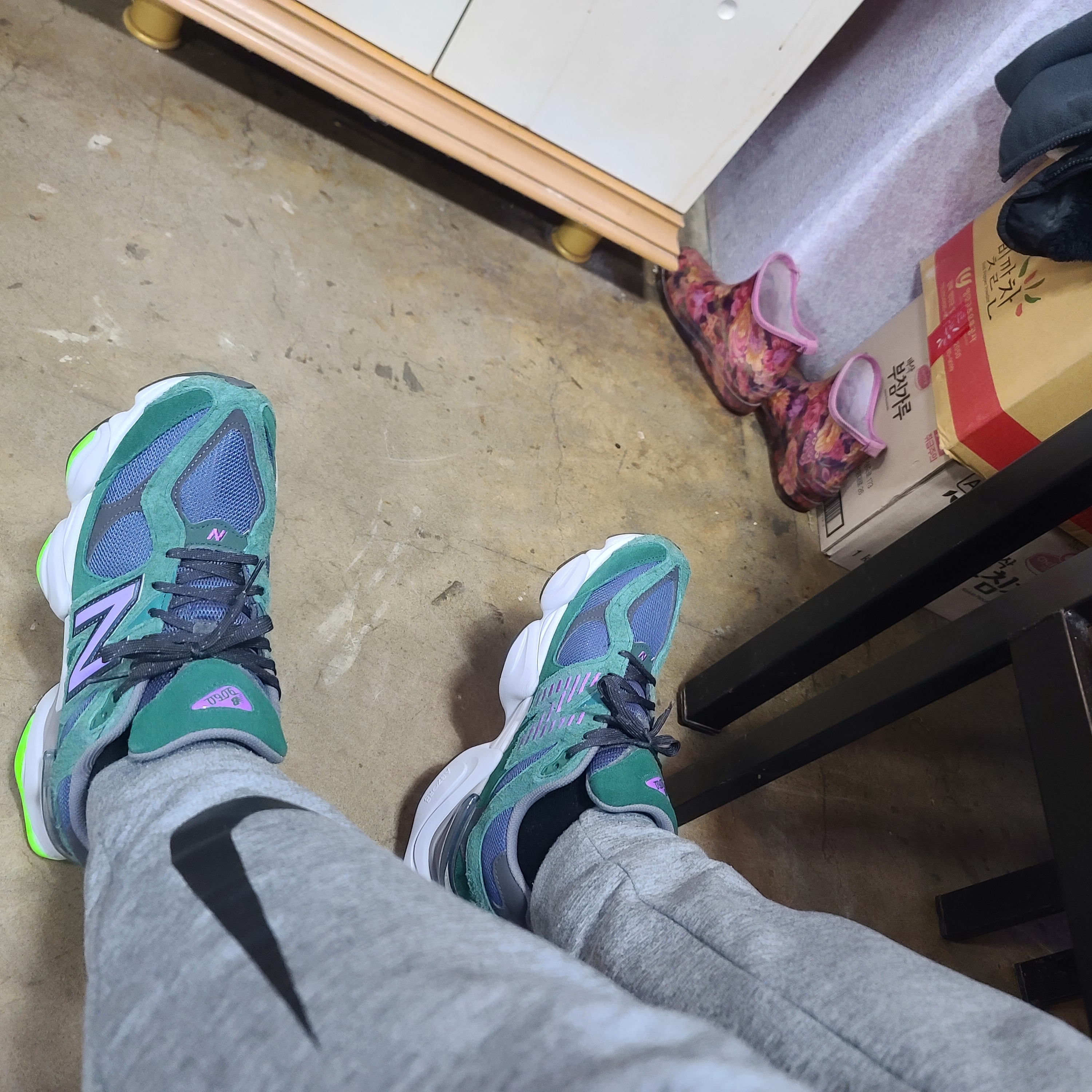 New Balance 9060 Nightwatch Green 착용 스타일
