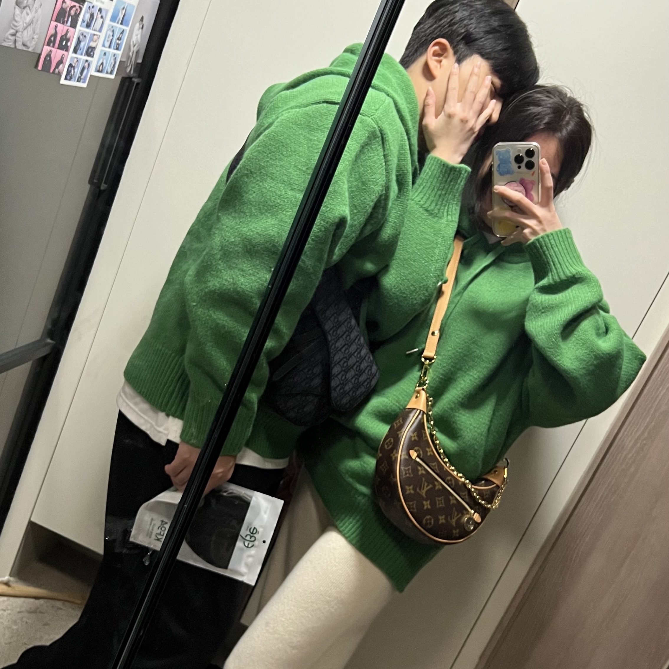 Dior Saddle Bag Black Dior Oblique Jacquard, Louis Vuitton Loop Monogram 착용 스타일
