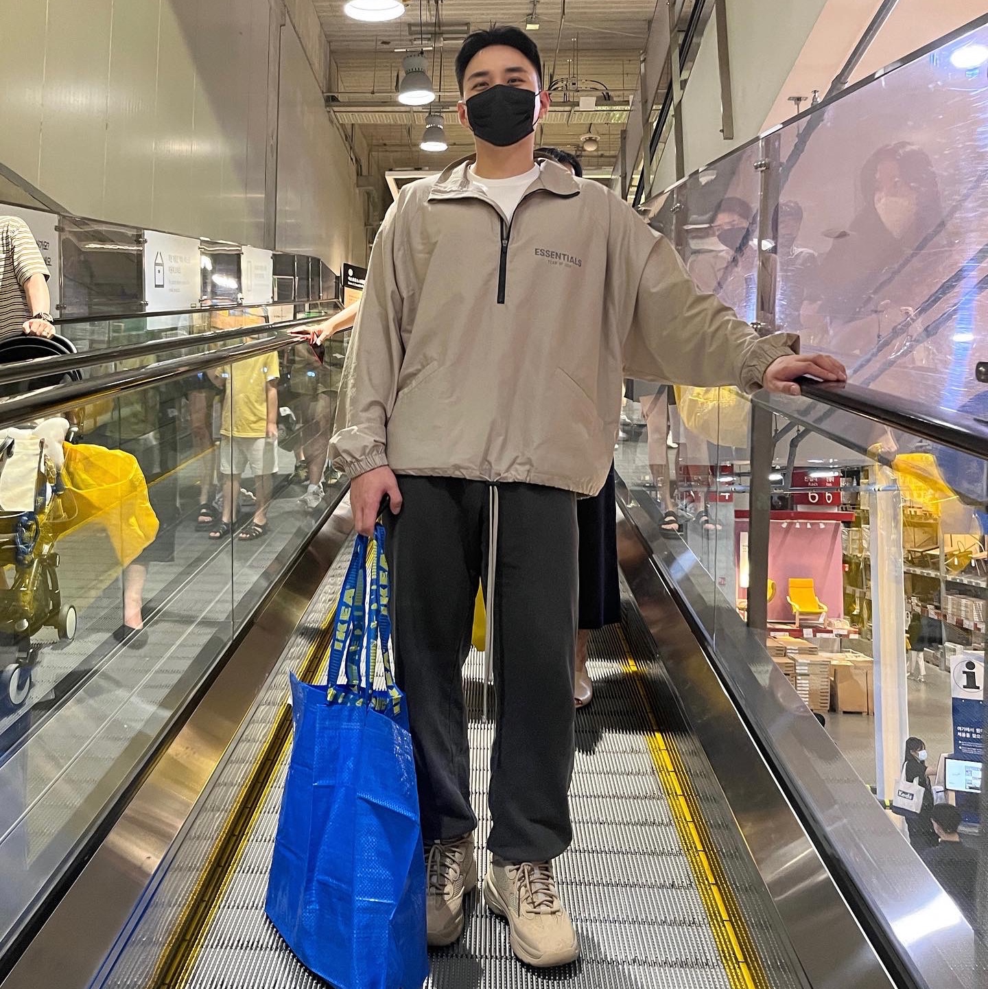 Adidas Yeezy Desert Boot Rock, Essentials Half-Zip Track Jacket Moss - 21SS 착용 스타일