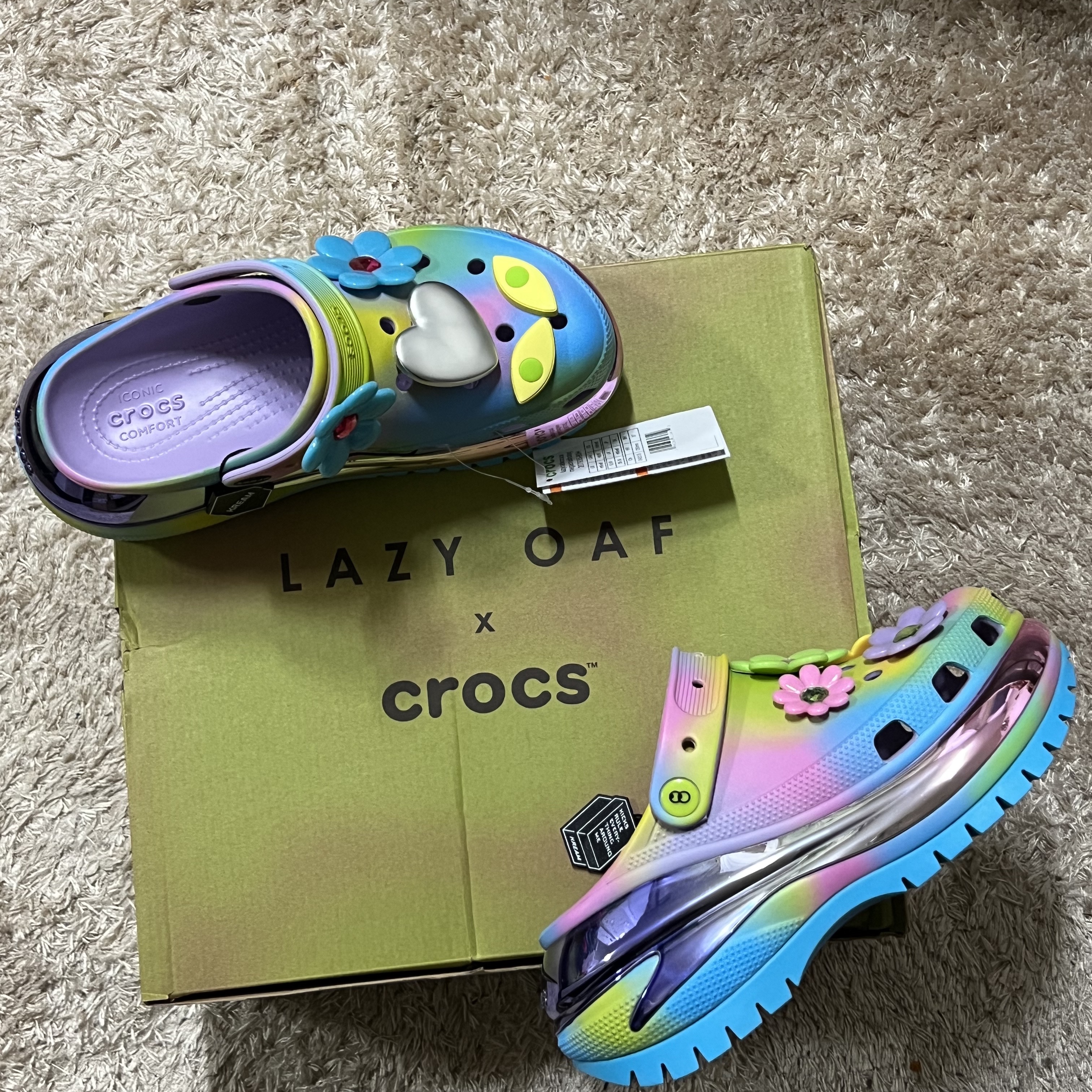Crocs x Lazy Oaf Mega Crush Clog Multi 착용 스타일 - 4