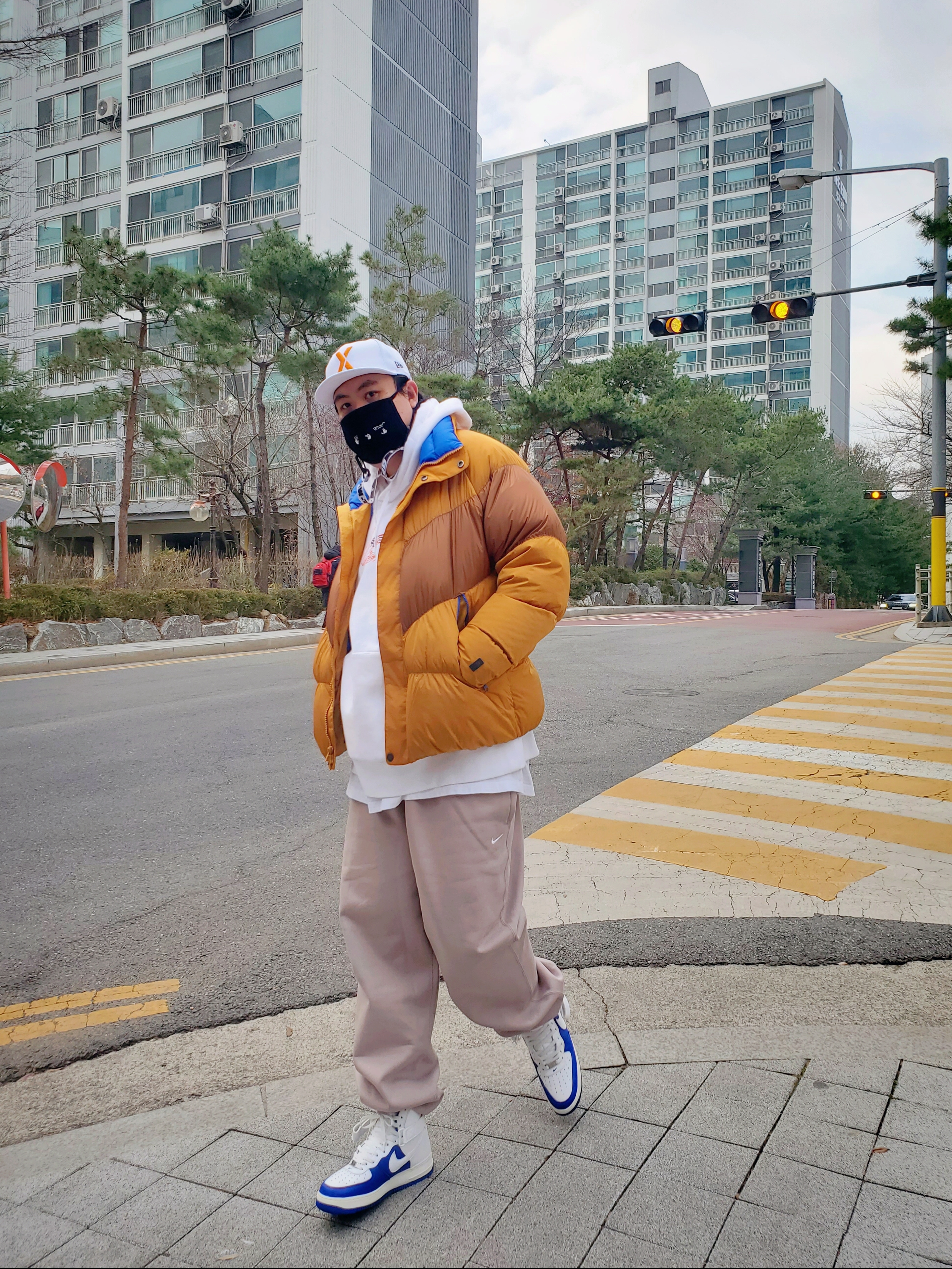 Nike x NBA Air Force 1 High '07 LV8 EMB White Hyper Royal, Nike NRG Solo Swoosh Fleece Pants Malt - US/EU 착용 스타일