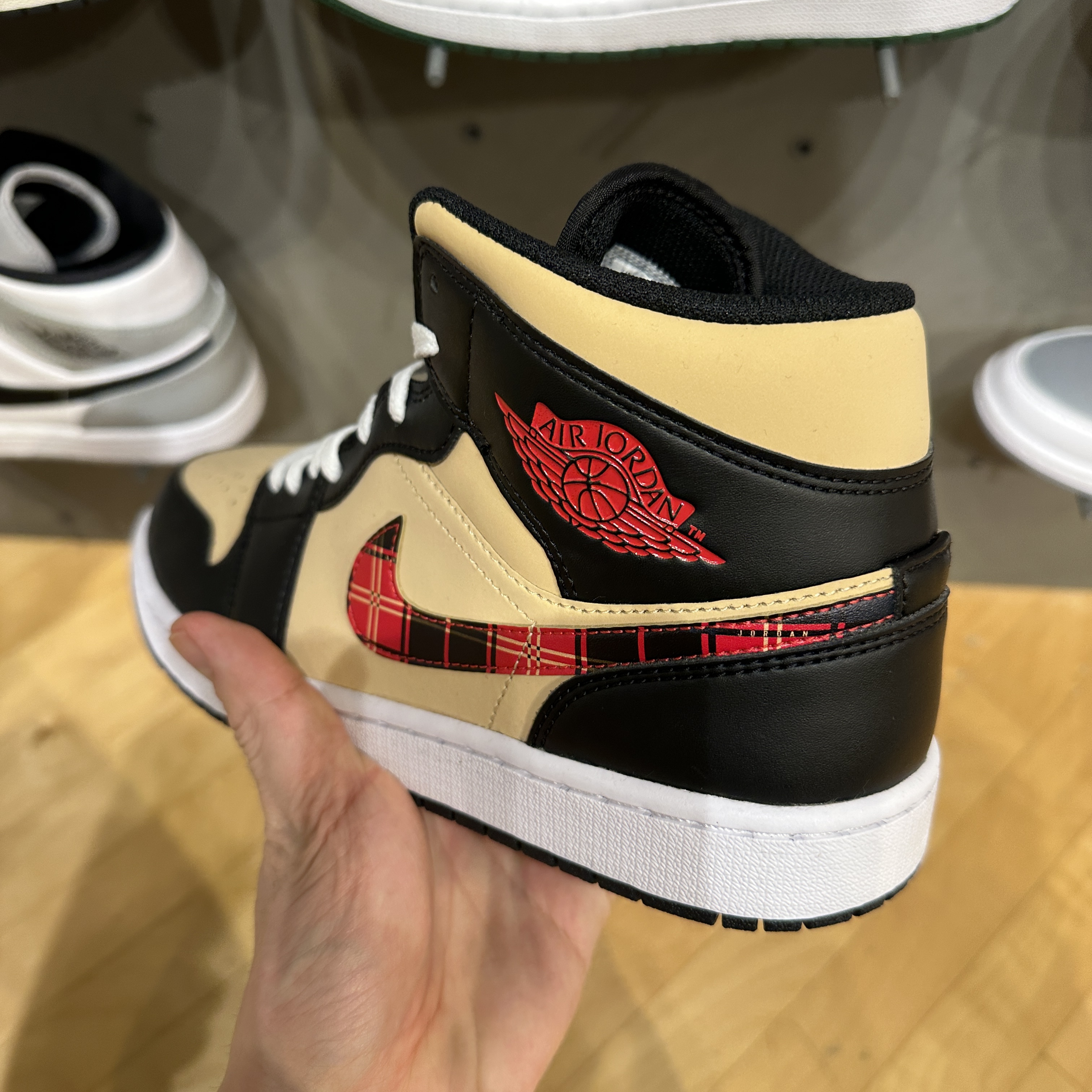 Jordan 1 Mid SE Black Multicolor 착용 스타일 - 2