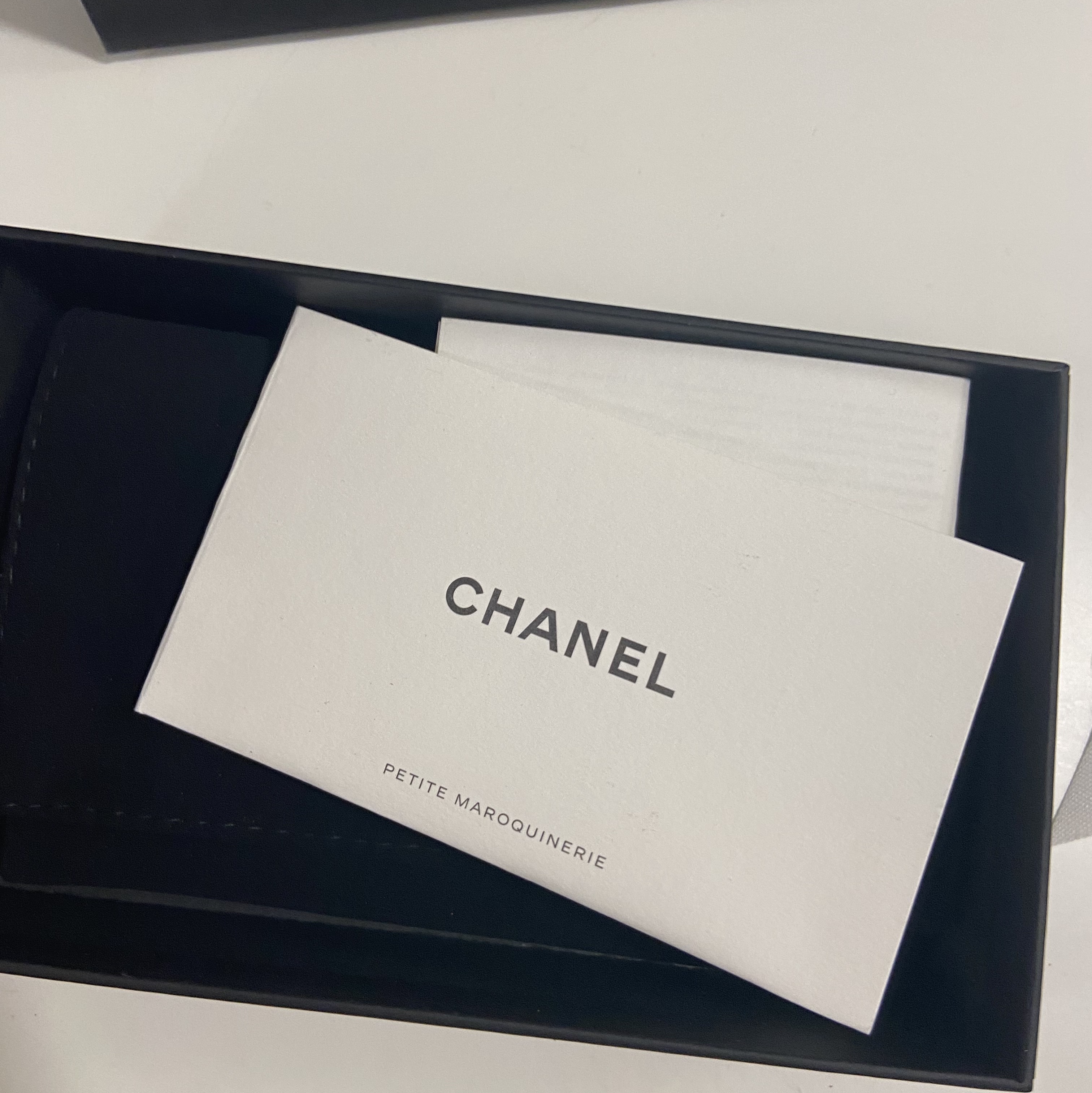 Chanel Classic Card Holder Grained Calfskin & Gold Black 착용 스타일 - 4