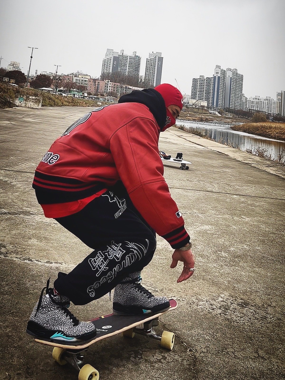 Supreme x MLB Kanji Teams Lightweight Balaclava Yankees Red - 22FW, Supreme x MLB Kanji Teams Lightweight Balaclava White Sox Black - 22FW 착용 스타일 - 1