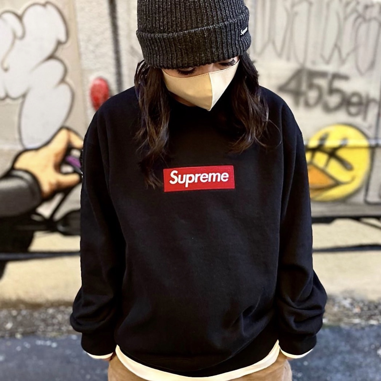 Supreme Box Logo Crewneck Heather Grey - 22FW, Supreme Box Logo Crewneck Black - 22FW 착용 스타일 - 4