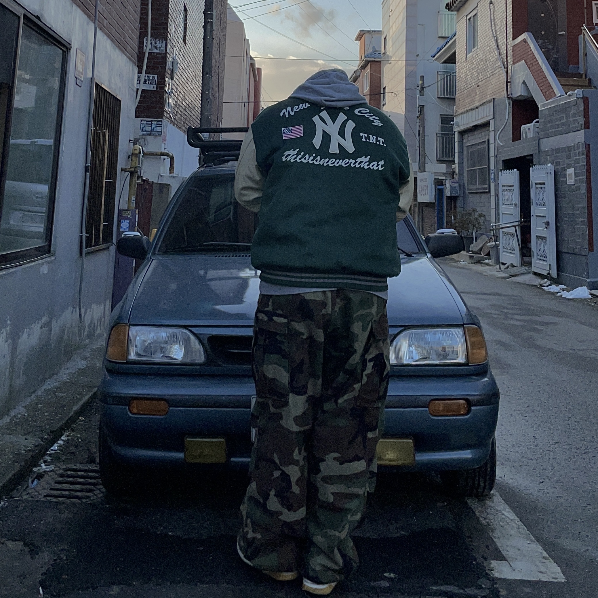 Thisisneverthat x New Era x MLB New York Yankees Varsity Jacket Dark Green 착용 스타일