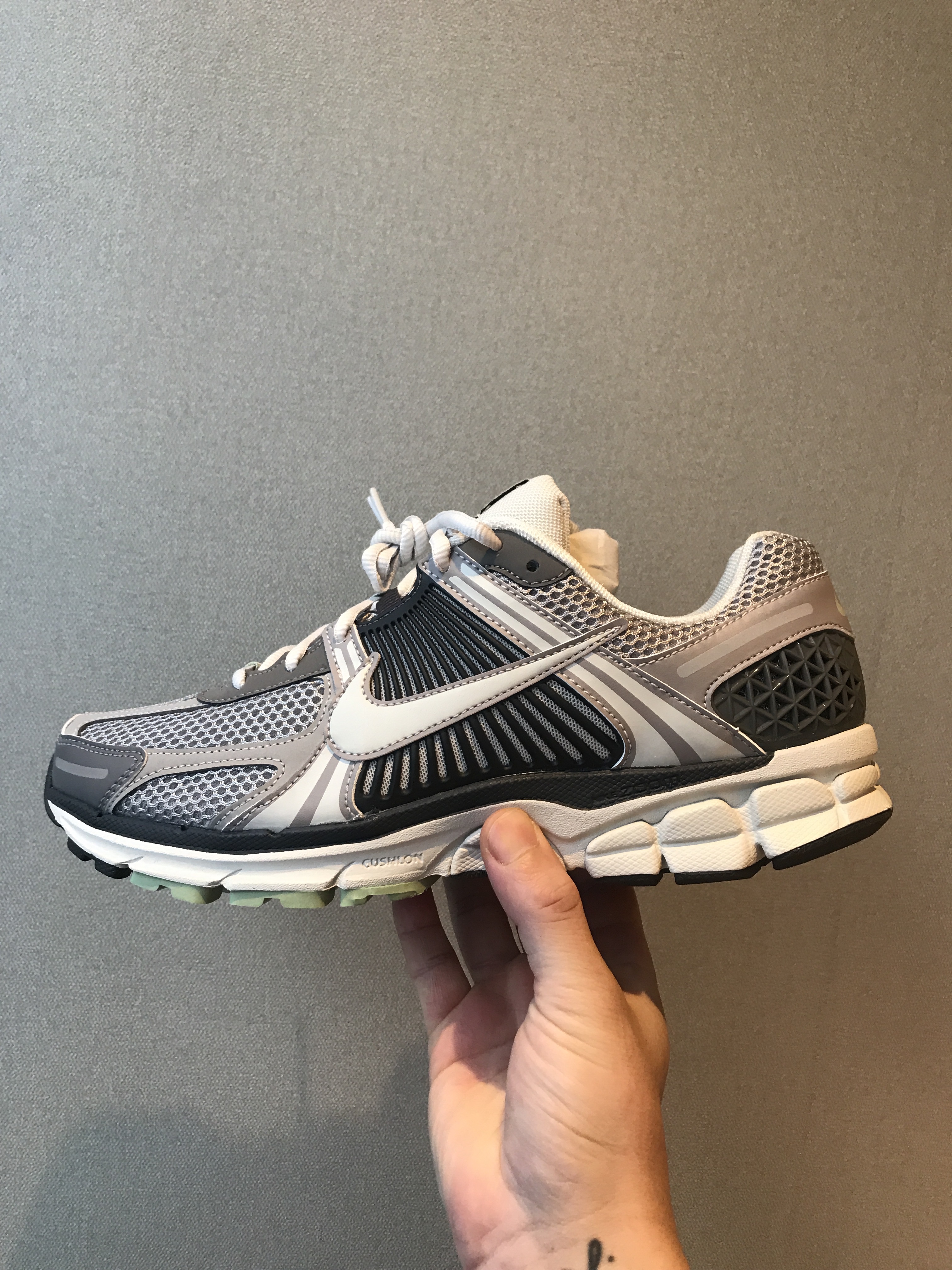 (W) Nike Zoom Vomero 5 Cobblestone and Flat Pewter 착용 스타일