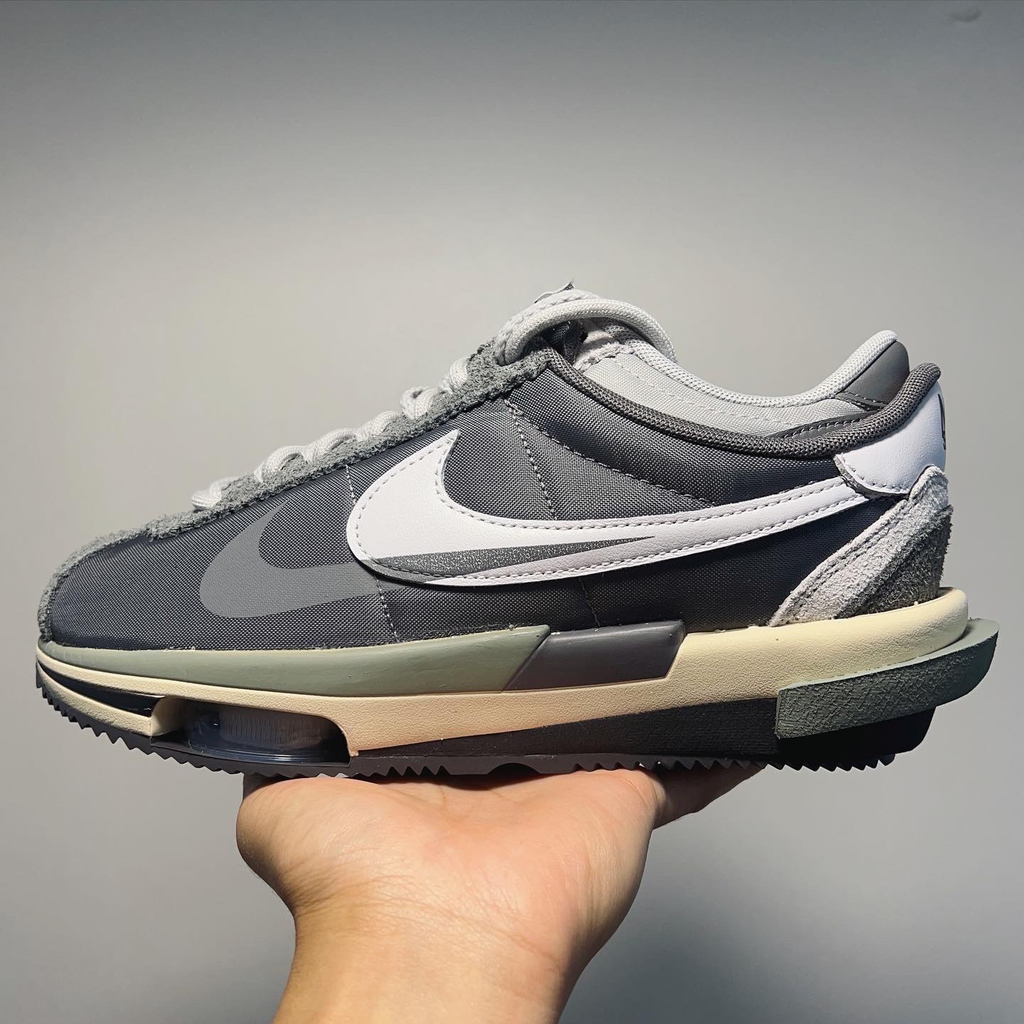 Nike x Sacai Zoom Cortez SP Iron Grey 착용 스타일 - 1