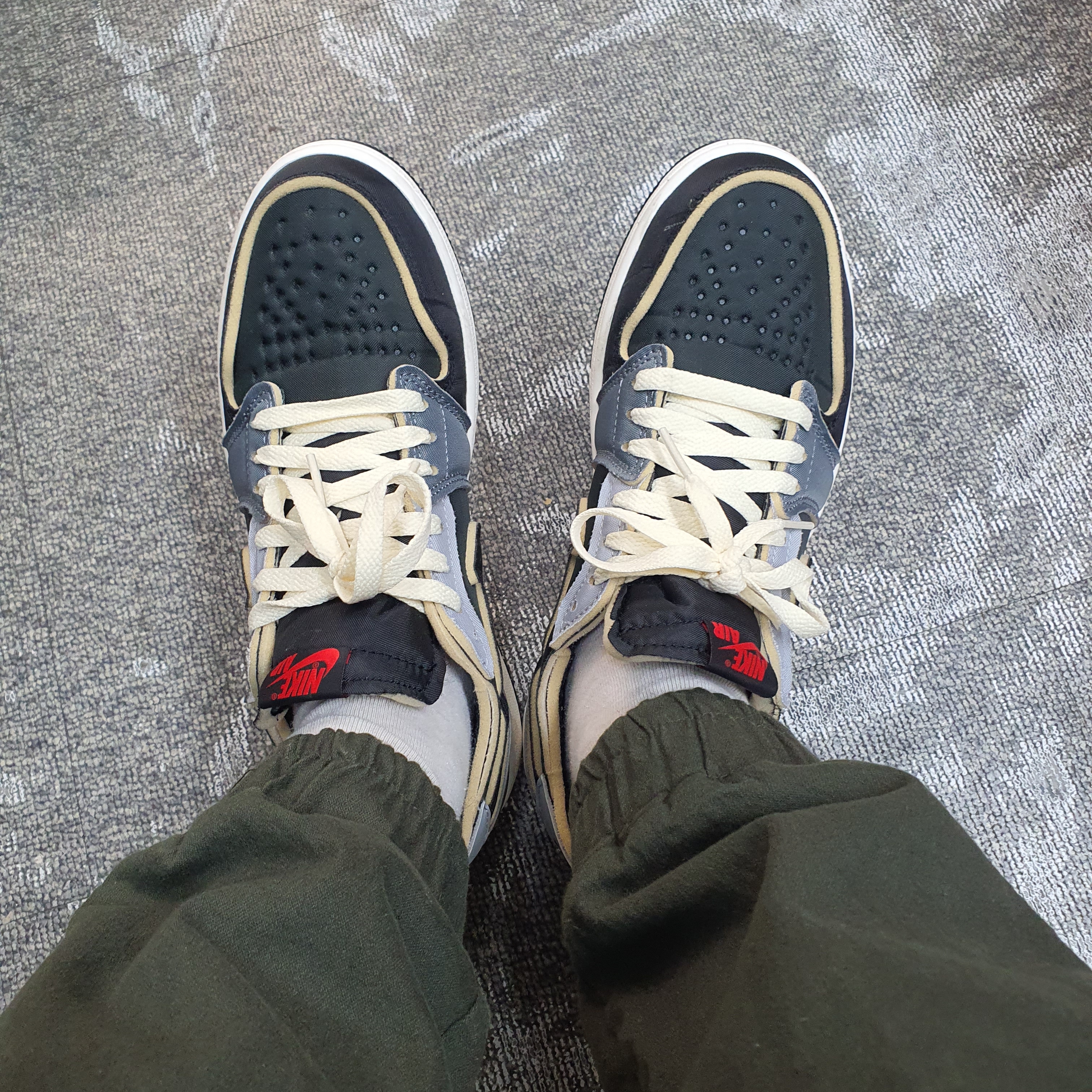 Jordan 1 Retro Low OG EX Black and Smoke Grey 착용 스타일