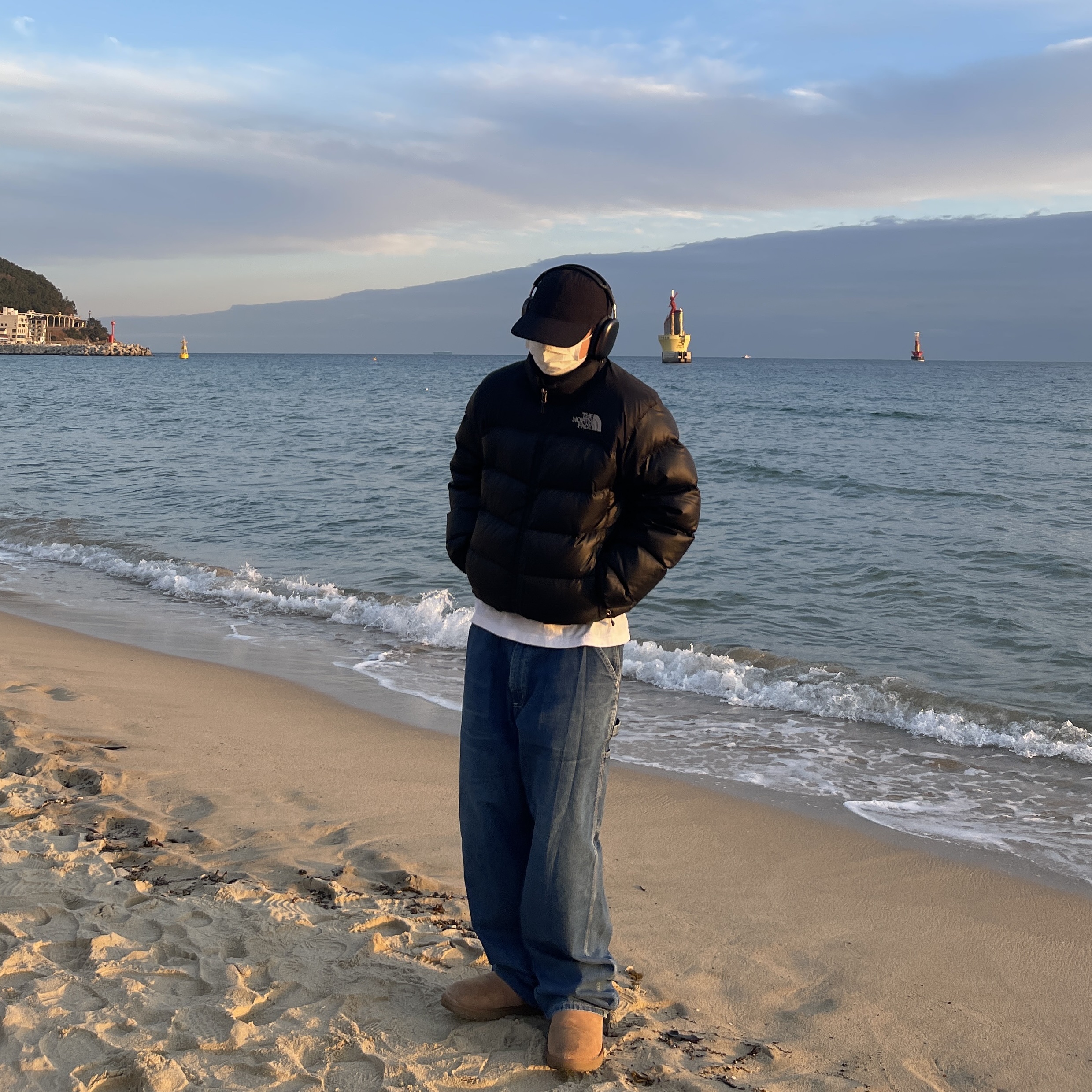 (W) UGG Classic Mini II Boots Chestnut, Apple AirPods Max Lightning Space Gray (Korean Ver.) 착용 스타일 - 1
