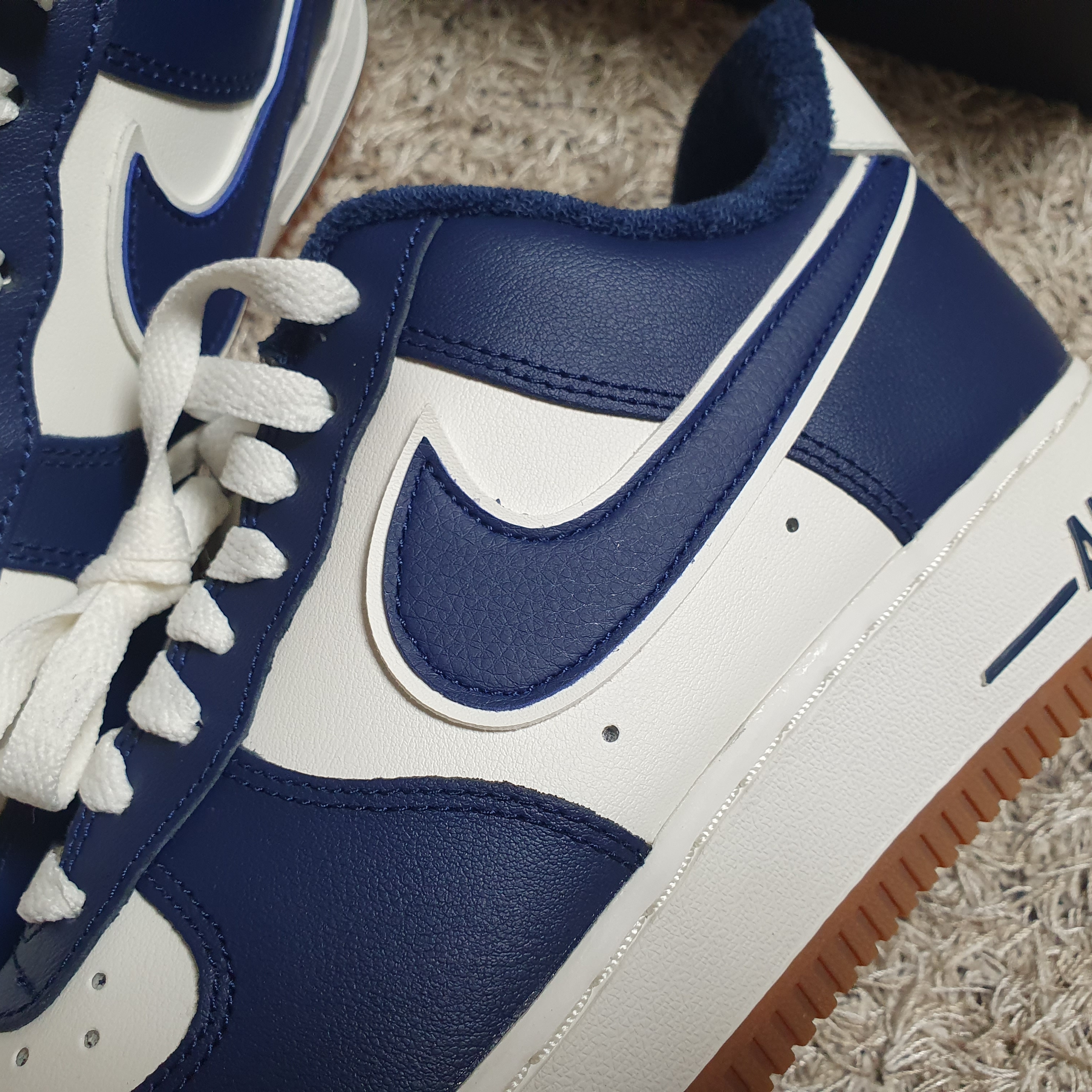 Nike Air Force 1 '07 LV8 Midnight Navy 착용 스타일 - 1