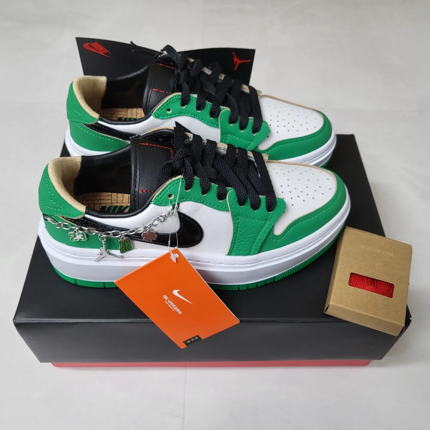 (W) Jordan 1 Elevate Low SE Lucky Green 착용 스타일 - 1