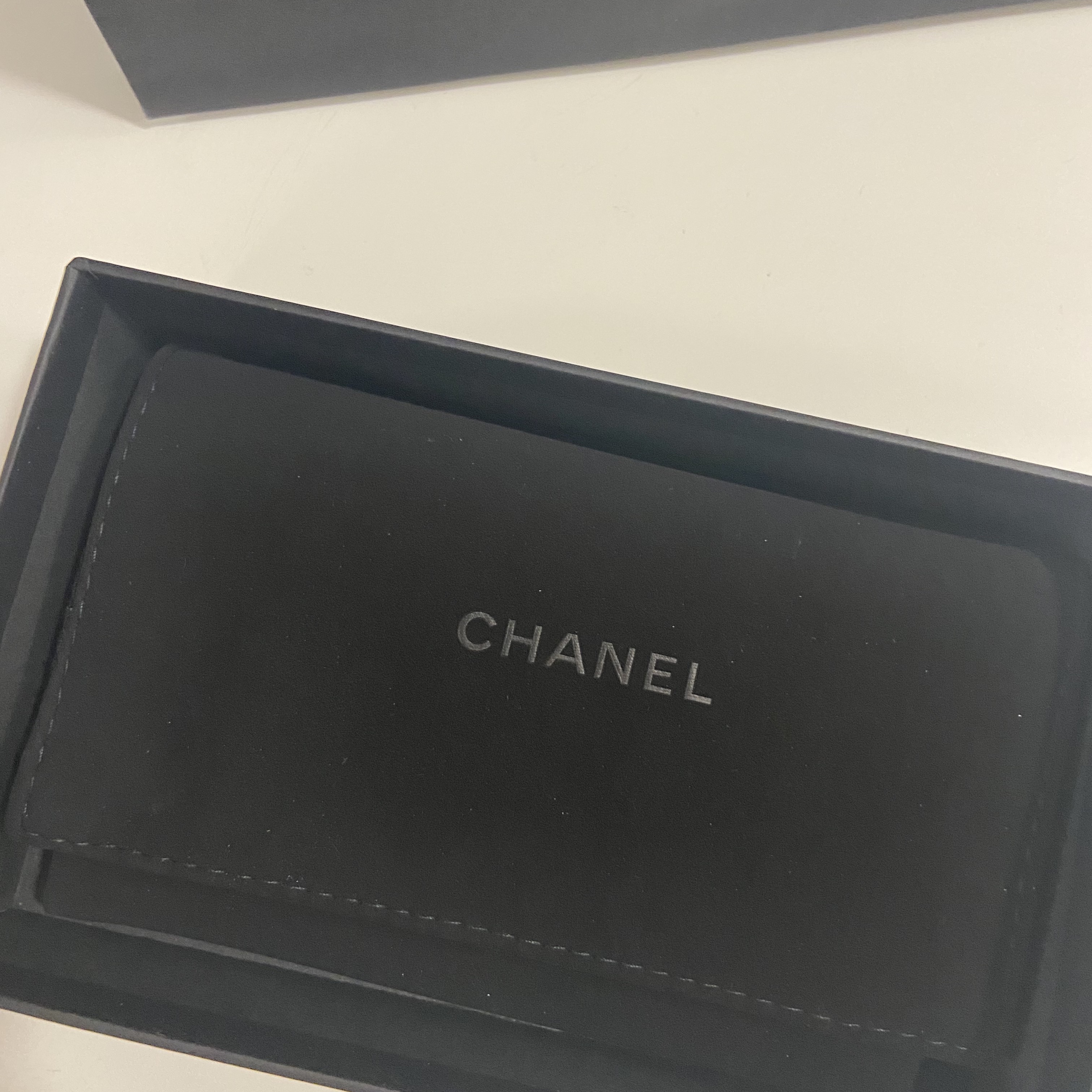 Chanel Classic Card Holder Grained Calfskin & Gold Black 착용 스타일 - 2