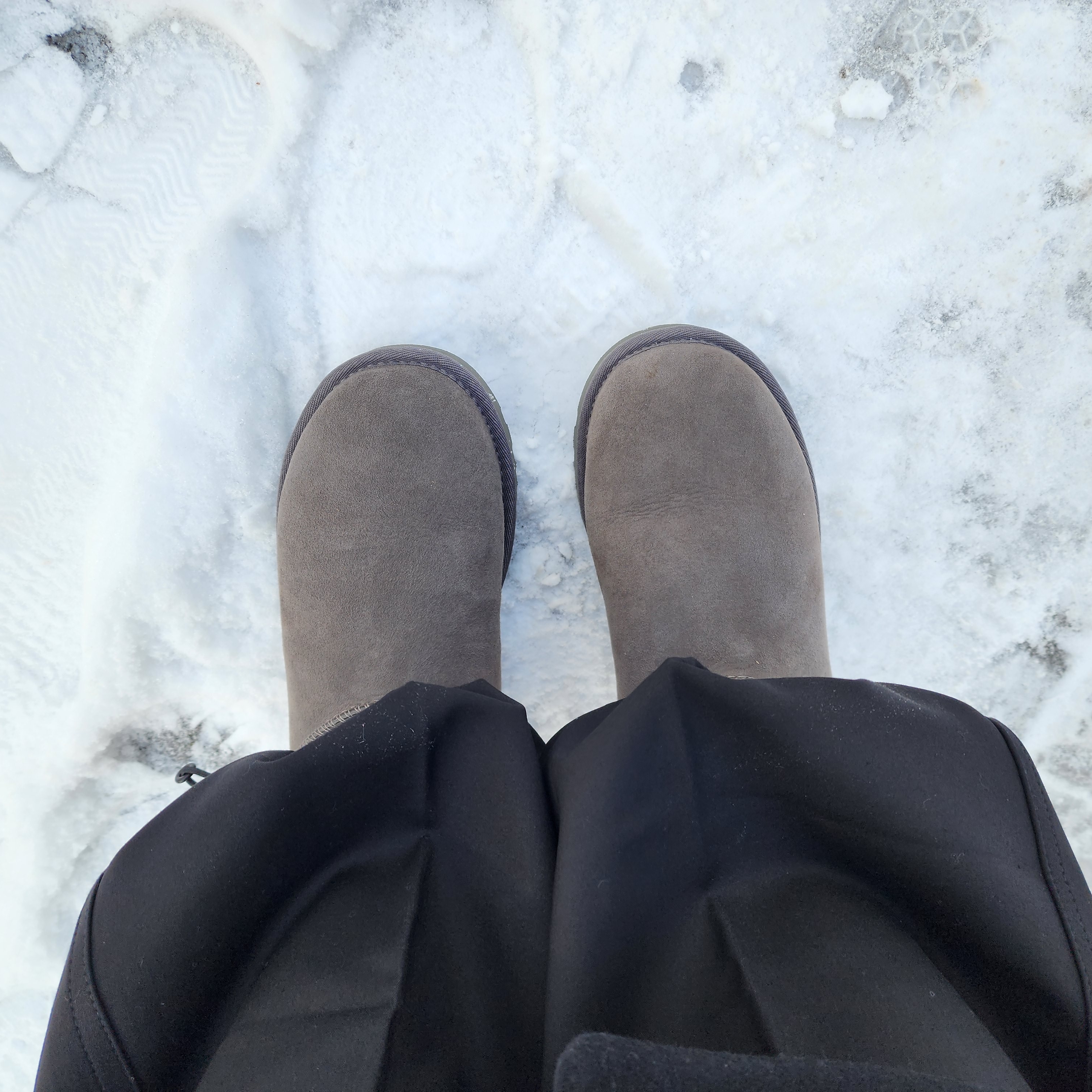 (W) UGG Classic Ultra Mini Boots Grey 착용 스타일 - 1