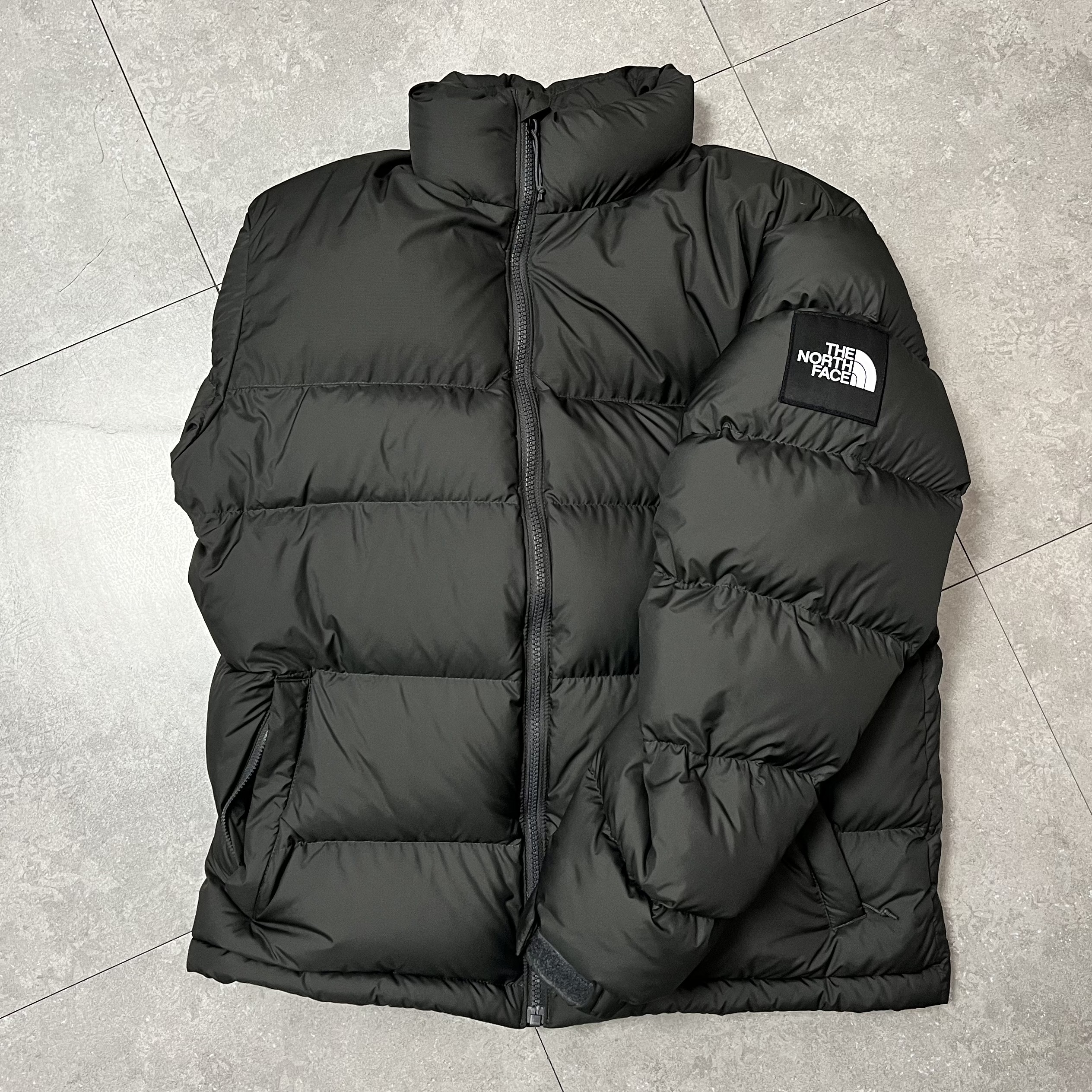 The North Face 1992 Nuptse Jacket Charcoal 착용 스타일