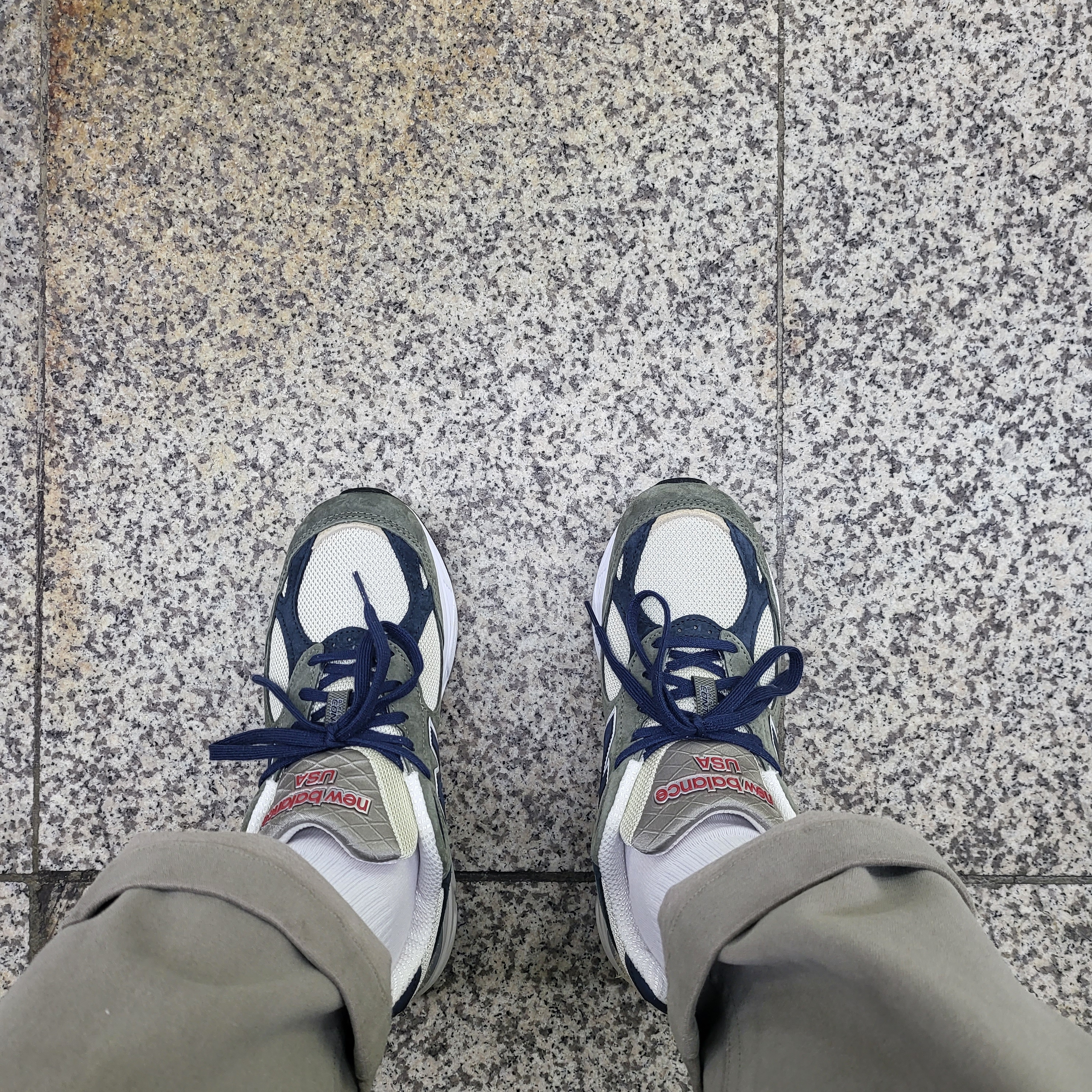 New Balance 990v3 Made in USA Olive 착용 스타일 - 1