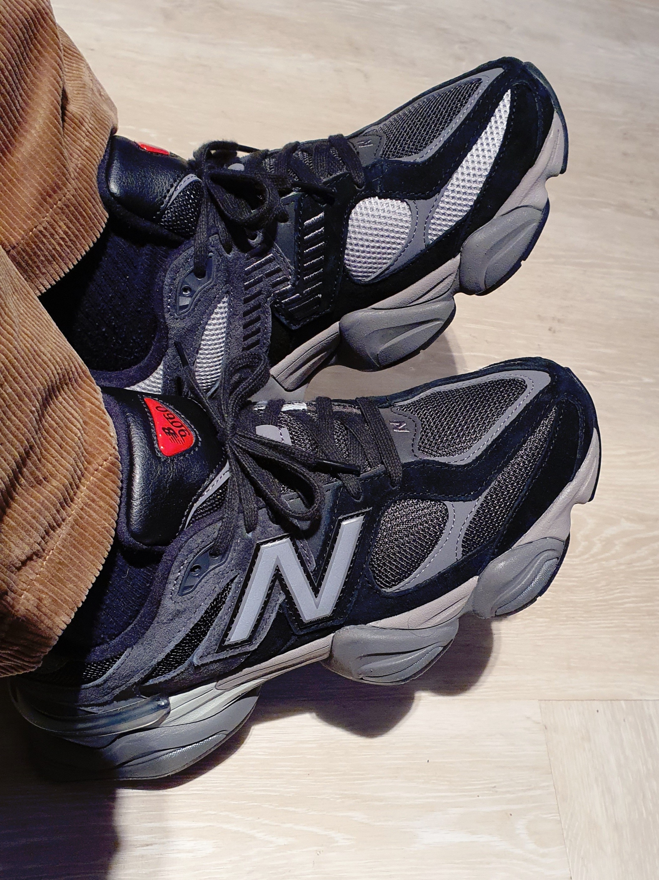 New Balance 9060 Black Castlerock 착용 스타일 - 4