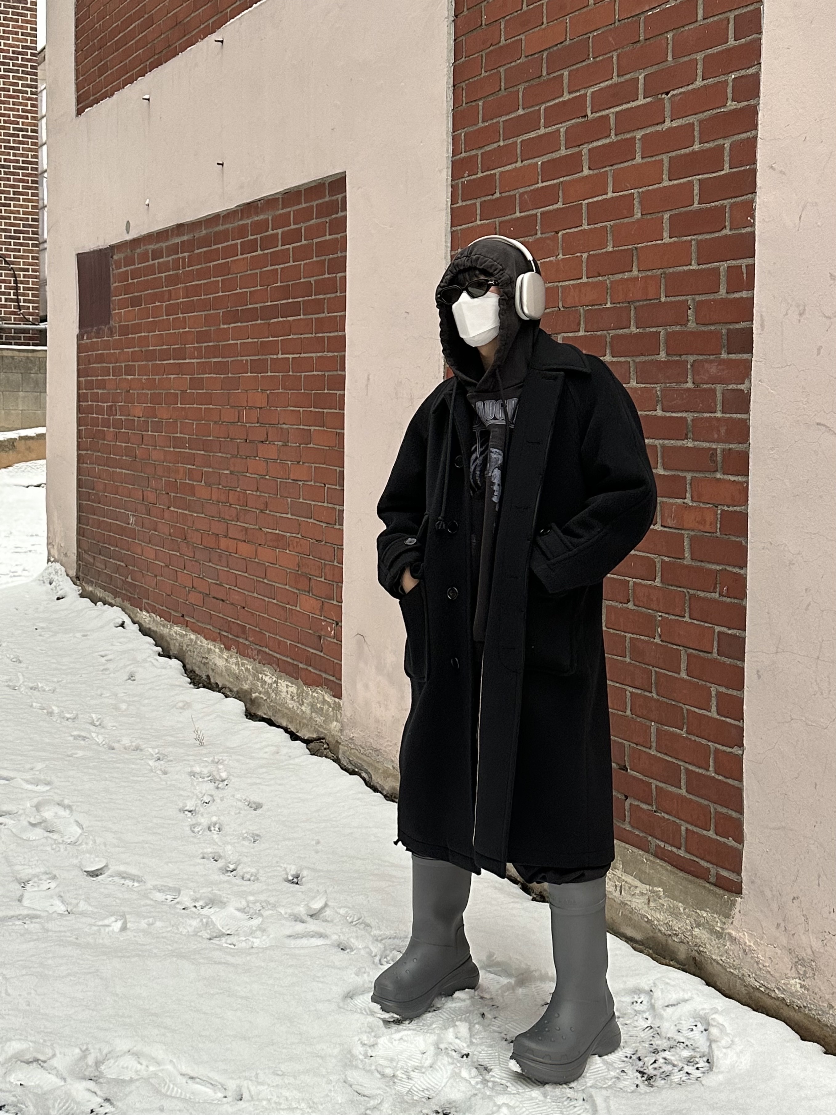 Balenciaga x Crocs Rubber Boot Grey, Apple AirPods Max Lightning Silver (Korean Ver.) 착용 스타일 - 2