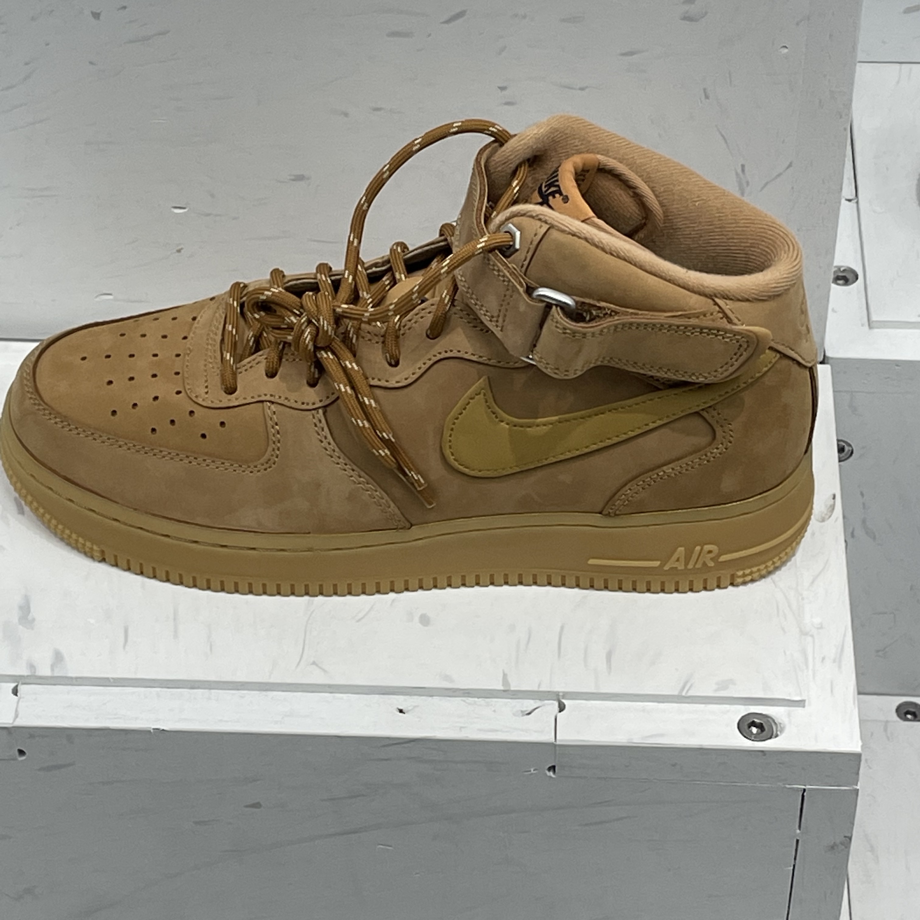 Nike Air Force 1 Mid '07 WB Flax, Nike Air Force 1 Low Retro Color of the Month White Metallic Silver 착용 스타일 - 1
