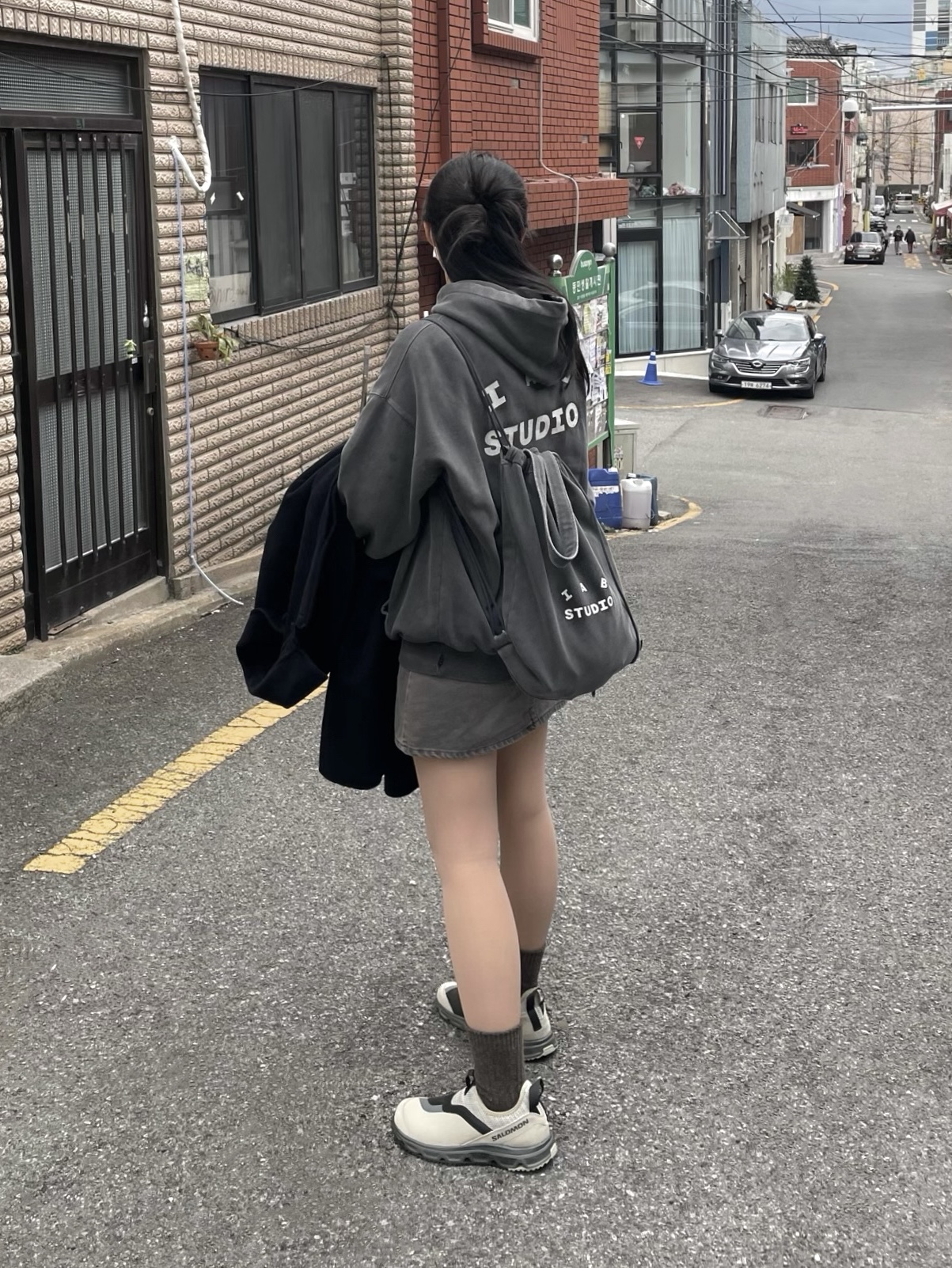 Salomon RX Snug Moss Gray, IAB Studio Pigment Hoodie & Sack Black 착용 스타일 - 1