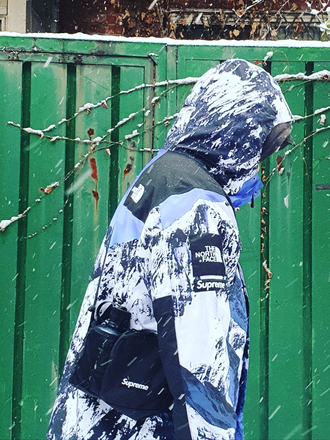 Supreme x The North Face Mountain Parka Blue White - 17FW, Supreme Side Bag Black - 22SS 착용 스타일