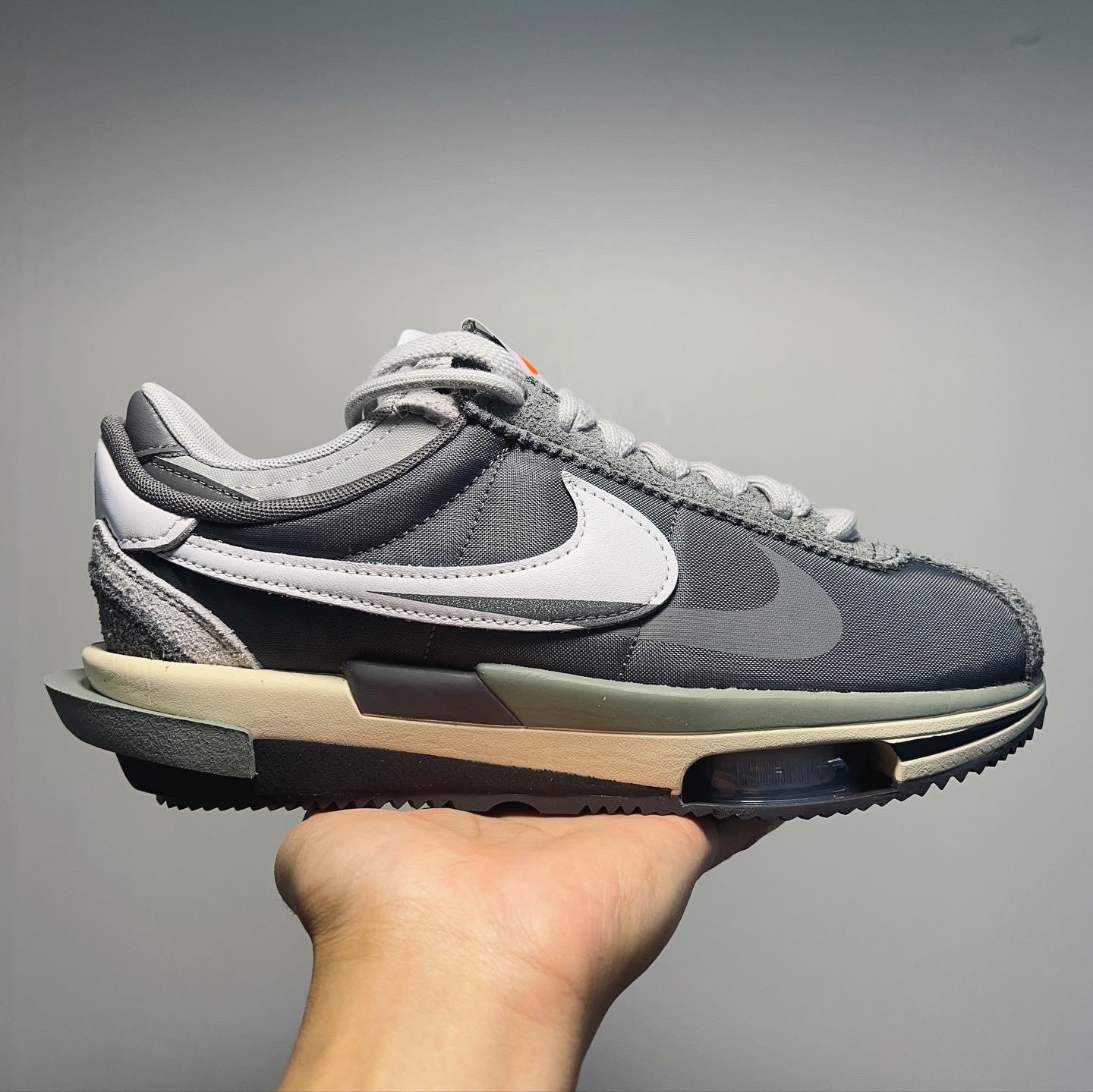 Nike x Sacai Zoom Cortez SP Iron Grey 착용 스타일 - 2