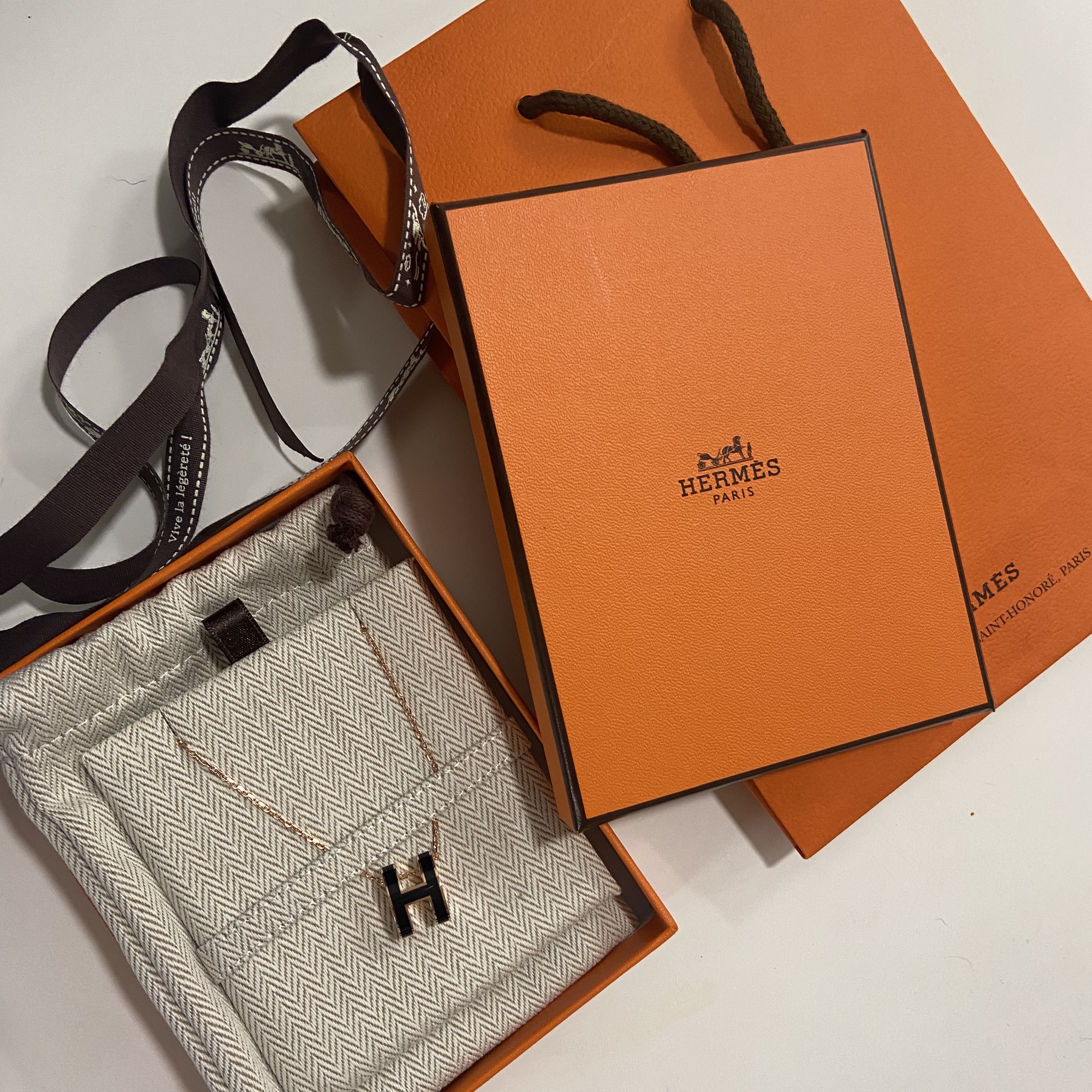(W) Hermes Pop H Pendant Gold & Noir 착용 스타일