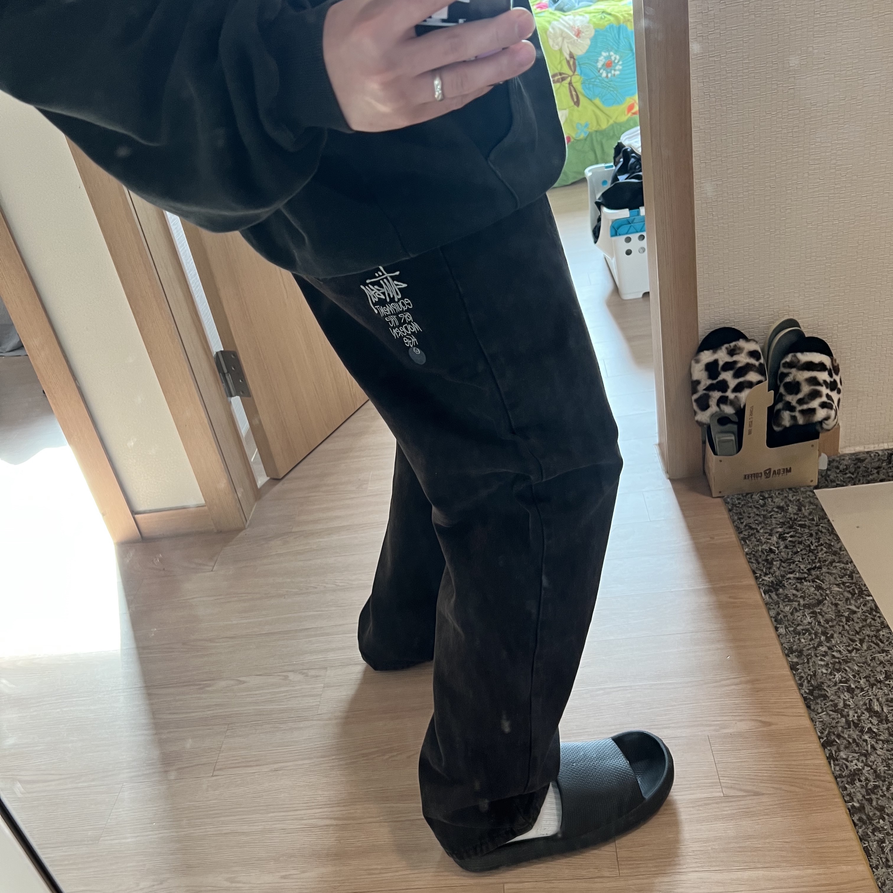 Stussy Washed Canvas Big OL' Jean Black 착용 스타일 - 1