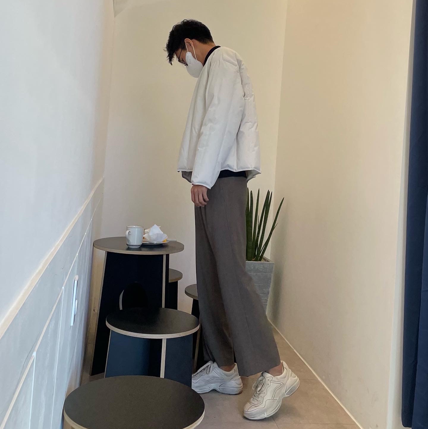 (W) Gucci Rhyton Leather Sneakers Distressed Ivory 착용 스타일 - 2