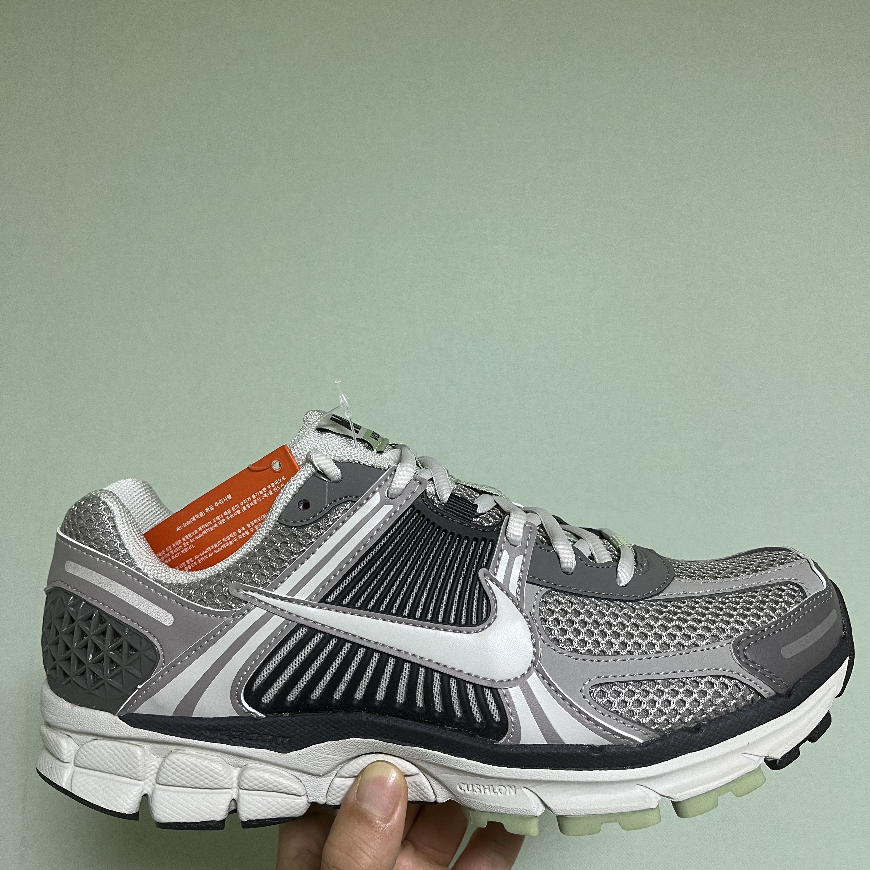 (W) Nike Zoom Vomero 5 Cobblestone and Flat Pewter 착용 스타일 - 1