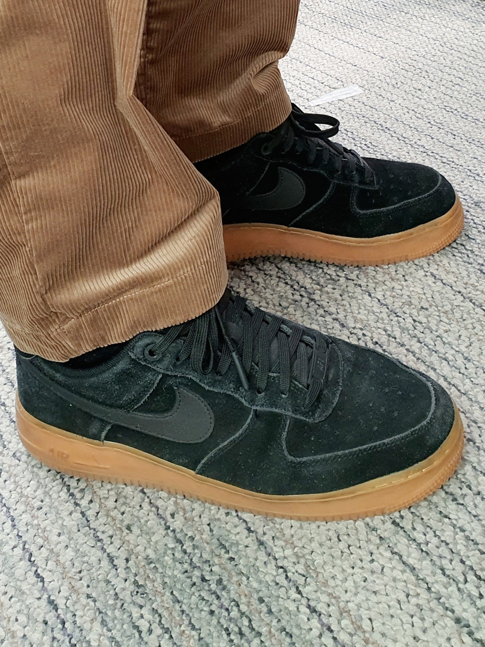 Nike Air Force 1 '07 LV8 Suede Black Gum 착용 스타일 - 4