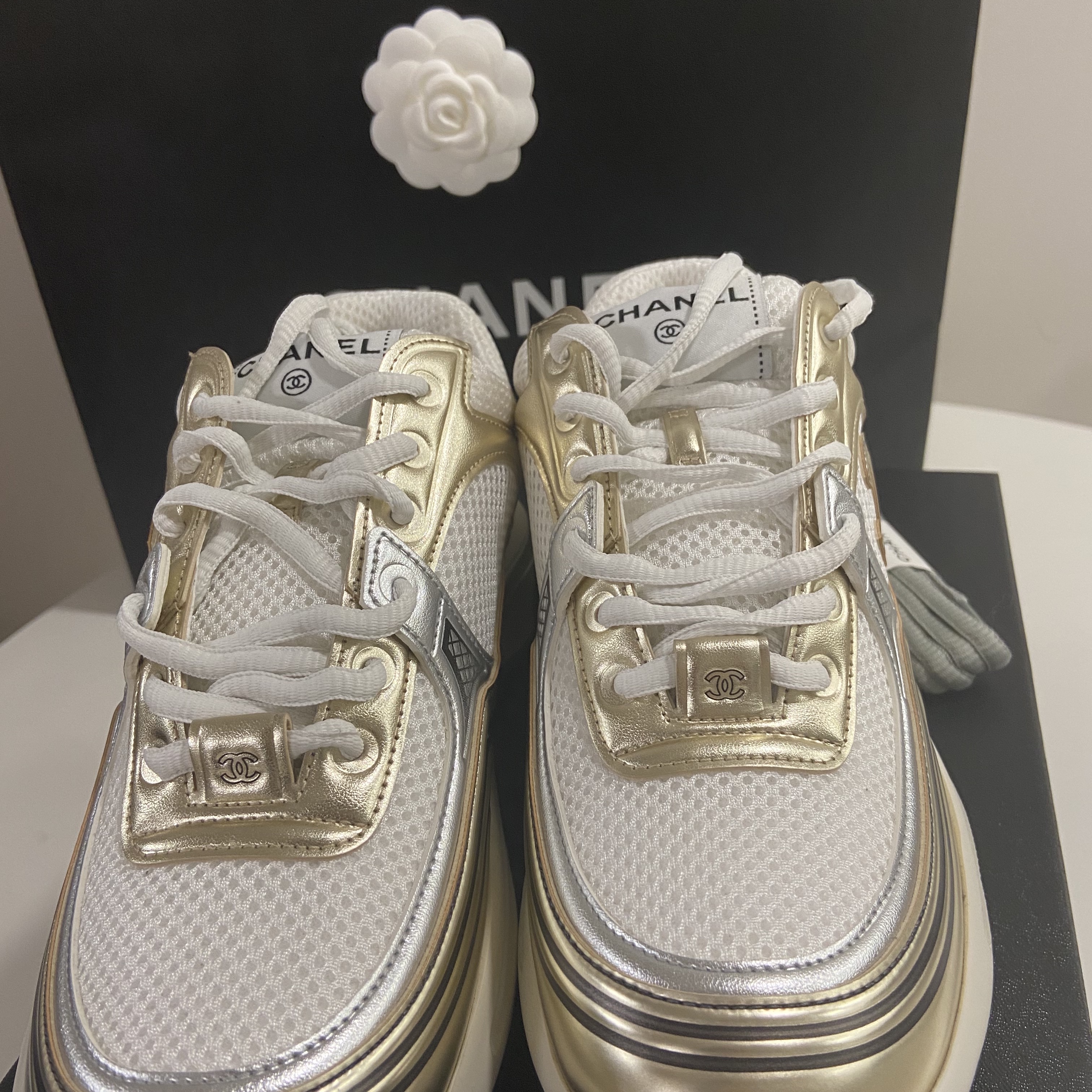(W) Chanel Sneakers Fabric Laminated & White Gold Silver 착용 스타일 - 2