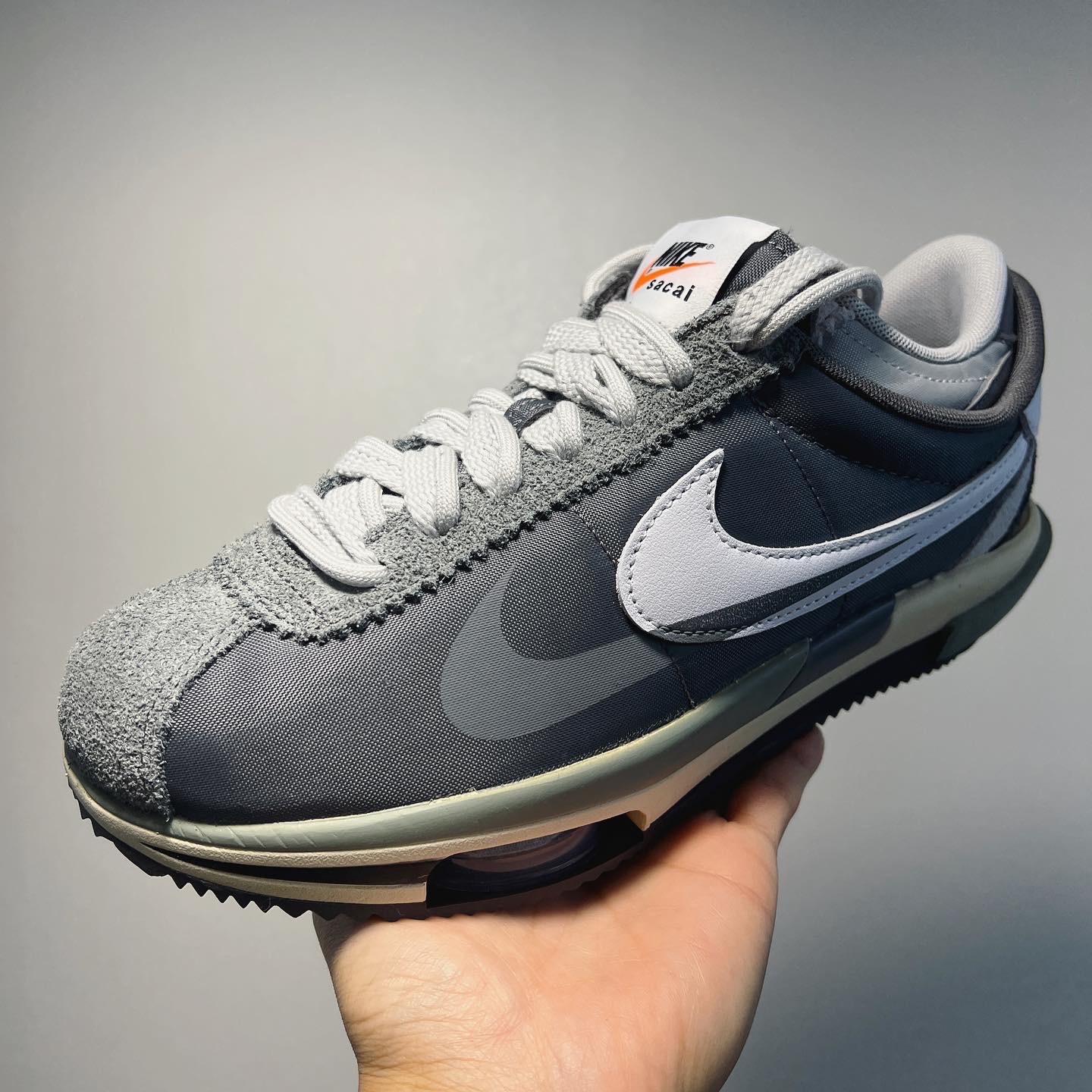 Nike x Sacai Zoom Cortez SP Iron Grey 착용 스타일 - 3