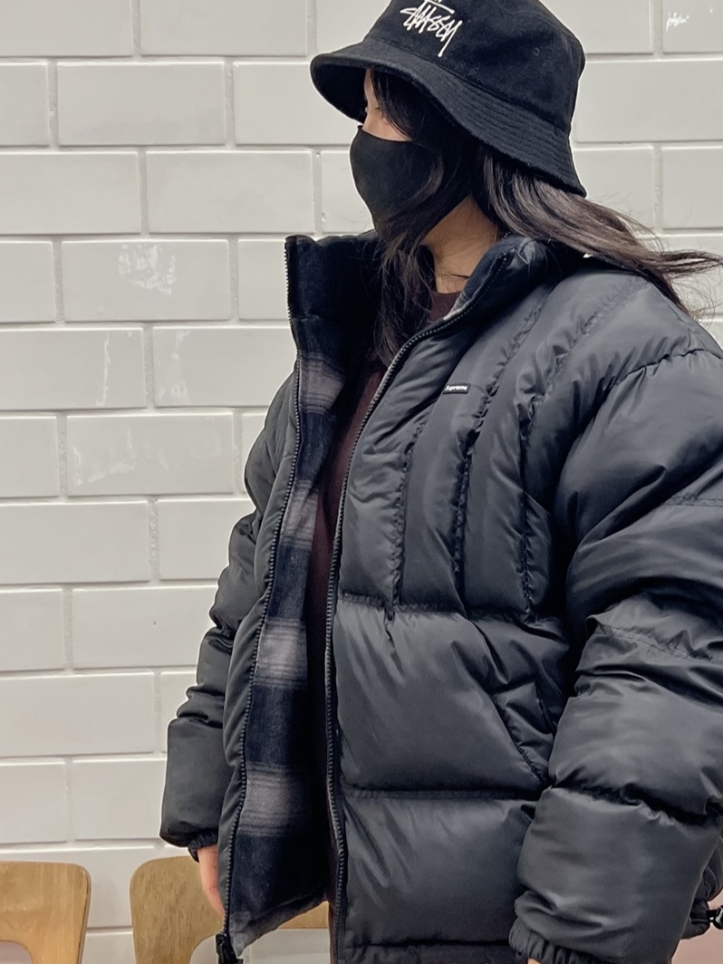Supreme Flannel Reversible Puffer Jacket Black - 22FW 착용 스타일 - 1