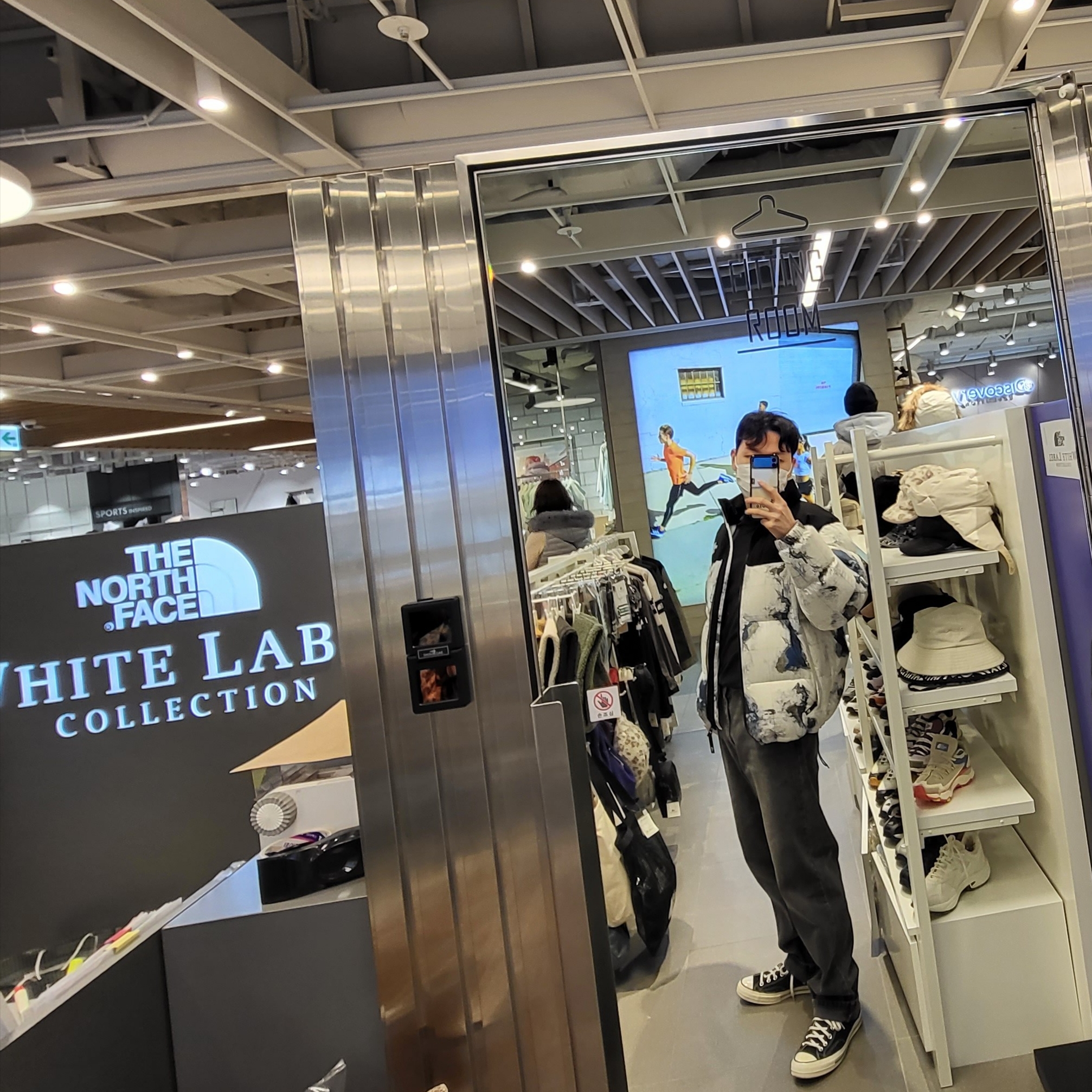 The North Face White Label Novelty Nuptse Down Jacket P White Sand, Converse Chuck 70 Hi Black 착용 스타일 - 1