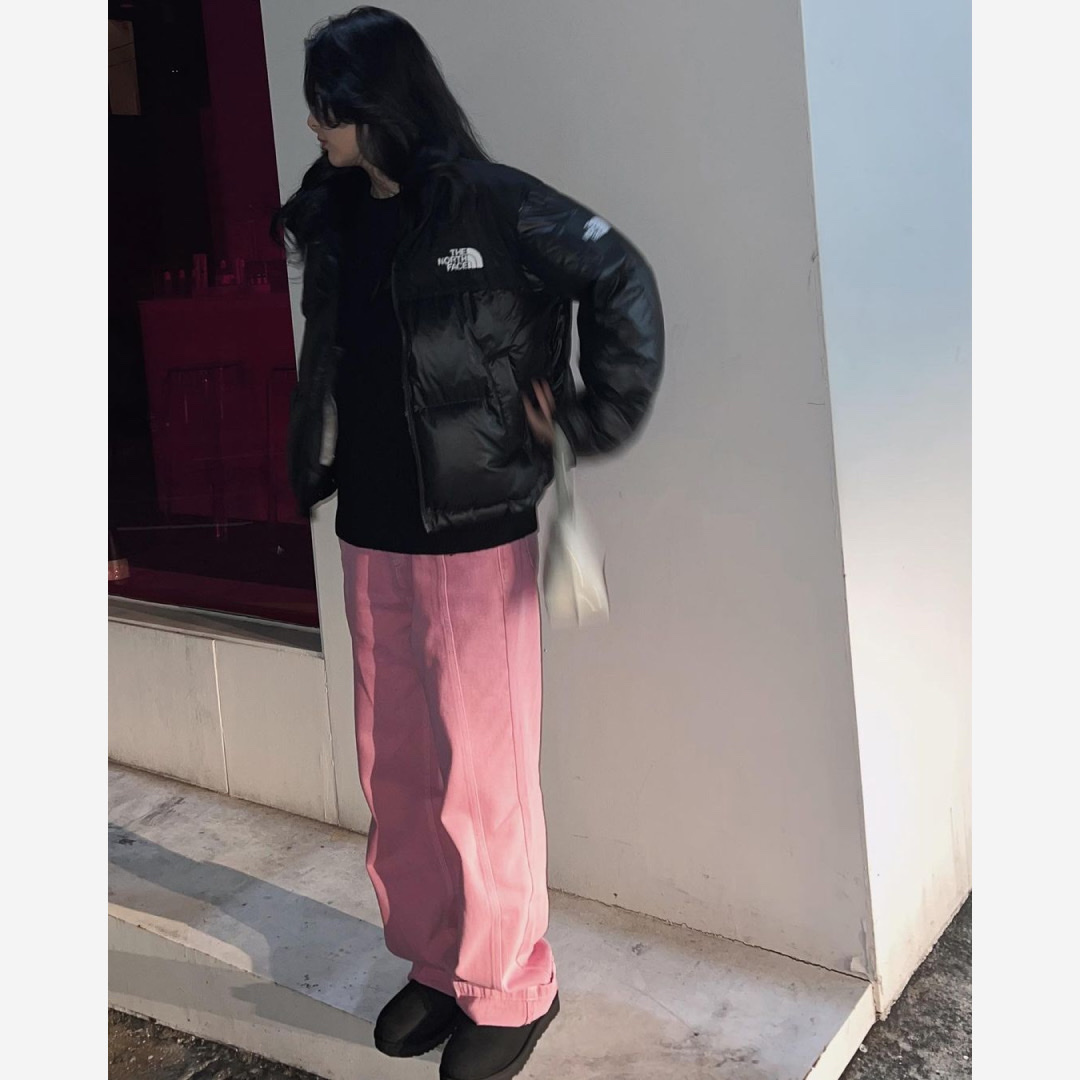 (W) The North Face White Label Novelty Nuptse Down Jacket Black, (W) UGG Classic Ultra Mini Boots Black 착용 스타일 - 2