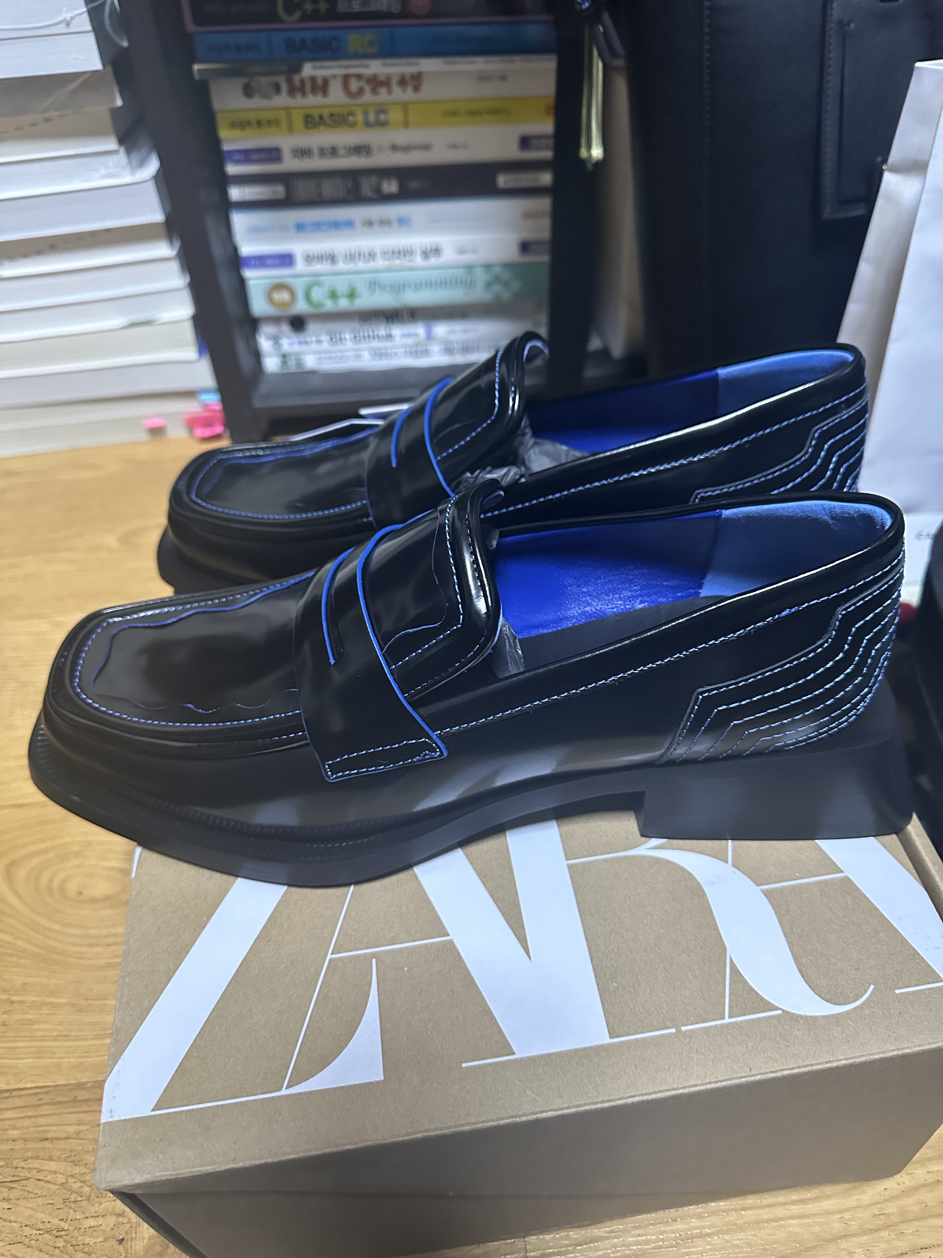 Zara x Ader Error Leather Loafers Black 착용 스타일 - 2