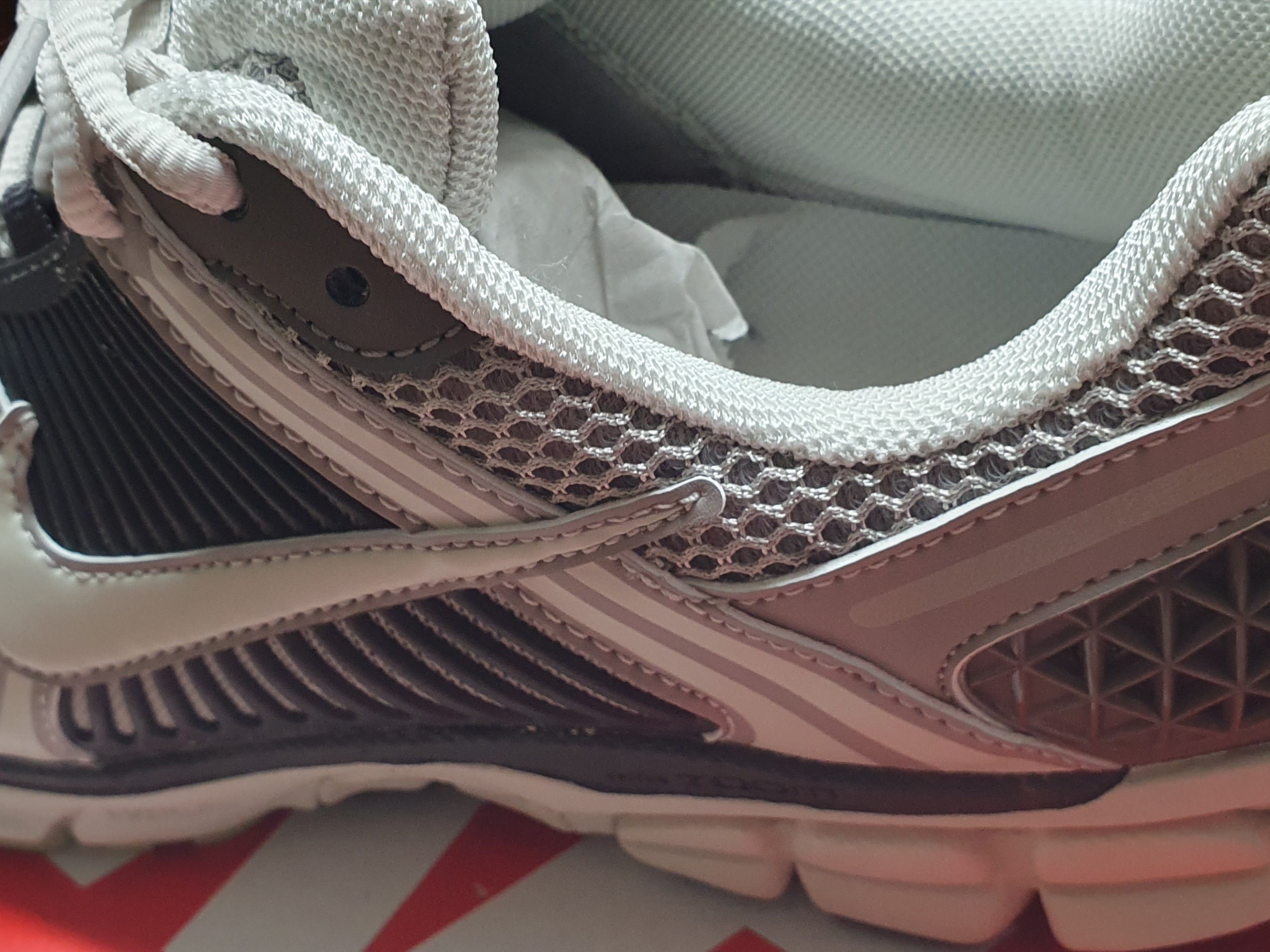 (W) Nike Zoom Vomero 5 Cobblestone and Flat Pewter 착용 스타일