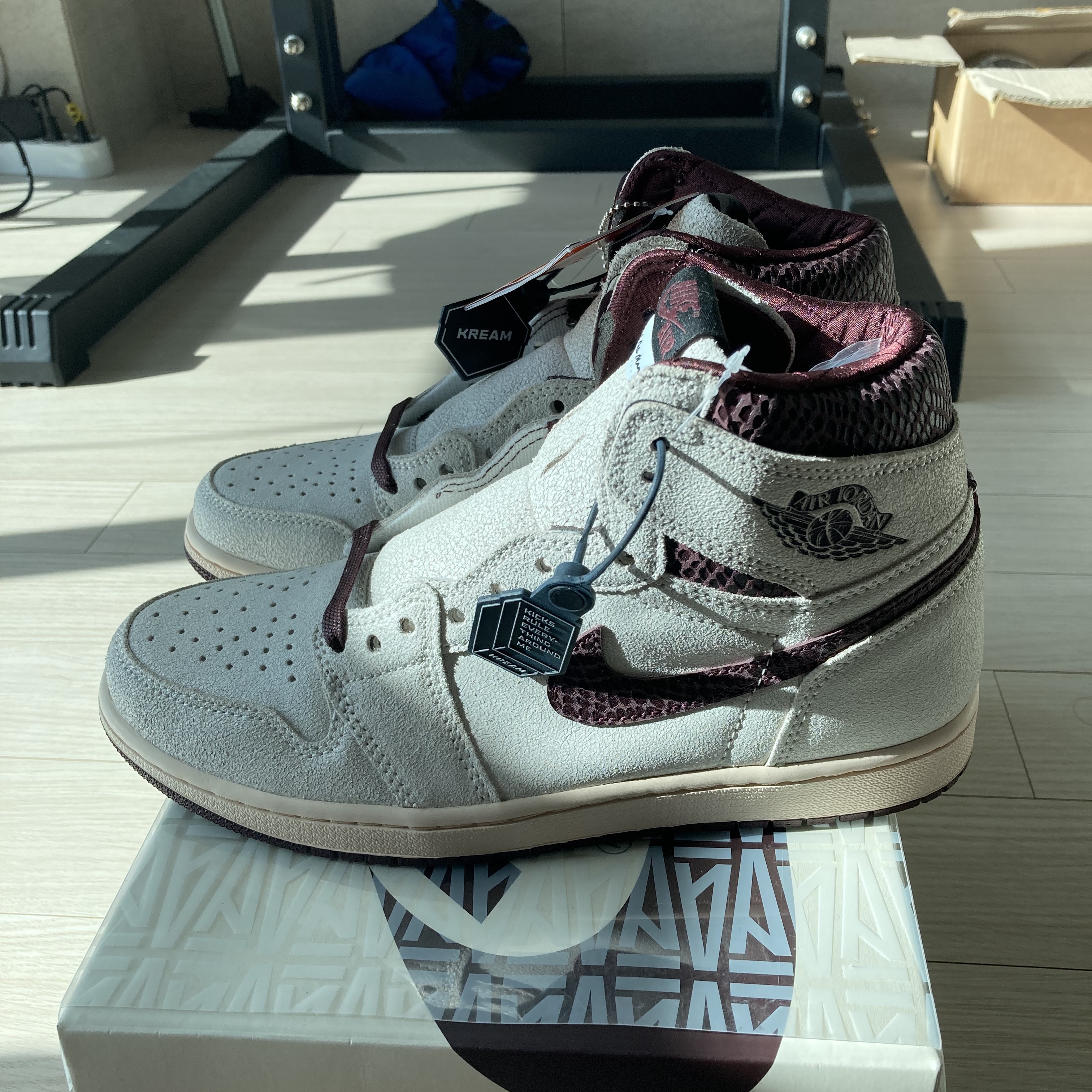 Jordan 1 x A Ma Maniere Retro High OG SP Sail and Burgundy 착용 스타일 - 3