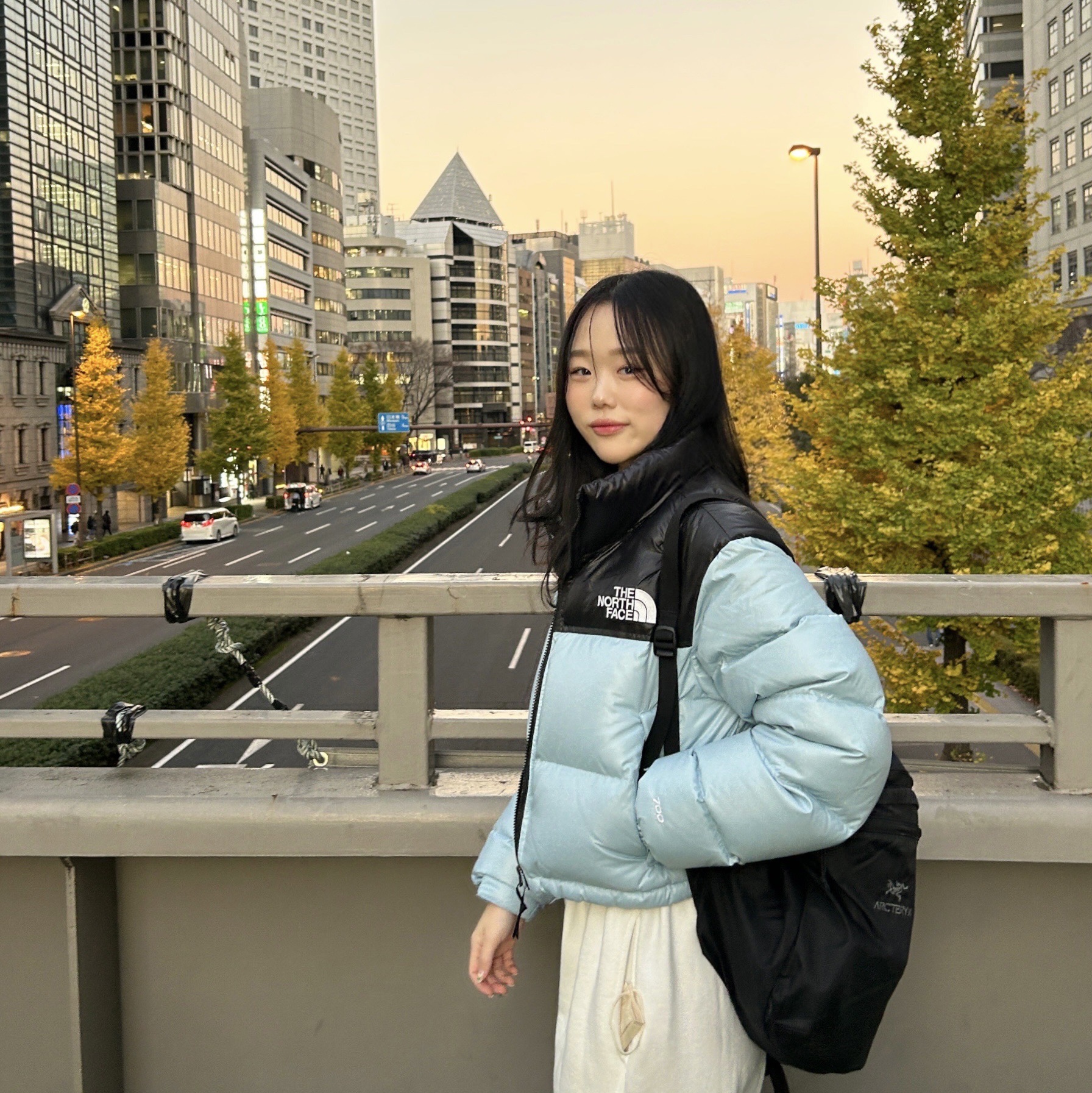 (W) The North Face Nuptse Short Jacket Beta Blue, Arc'teryx Index 15 Backpack Black 착용 스타일 - 4