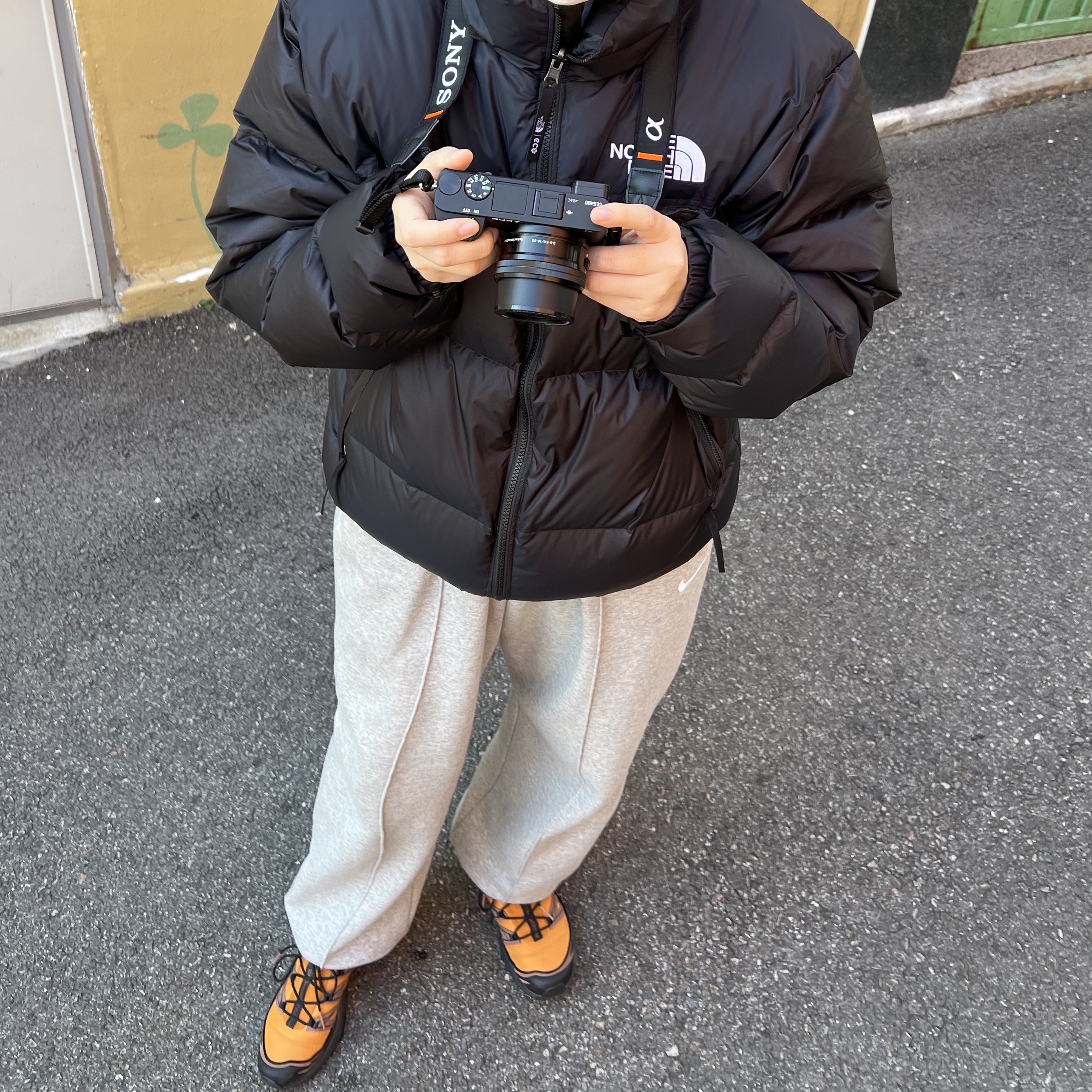 The North Face 1996 Eco Nuptse Jacket Black, Salomon XT-6 Expanse 75th Anniversary Golden Oak Acorn 착용 스타일 - 3