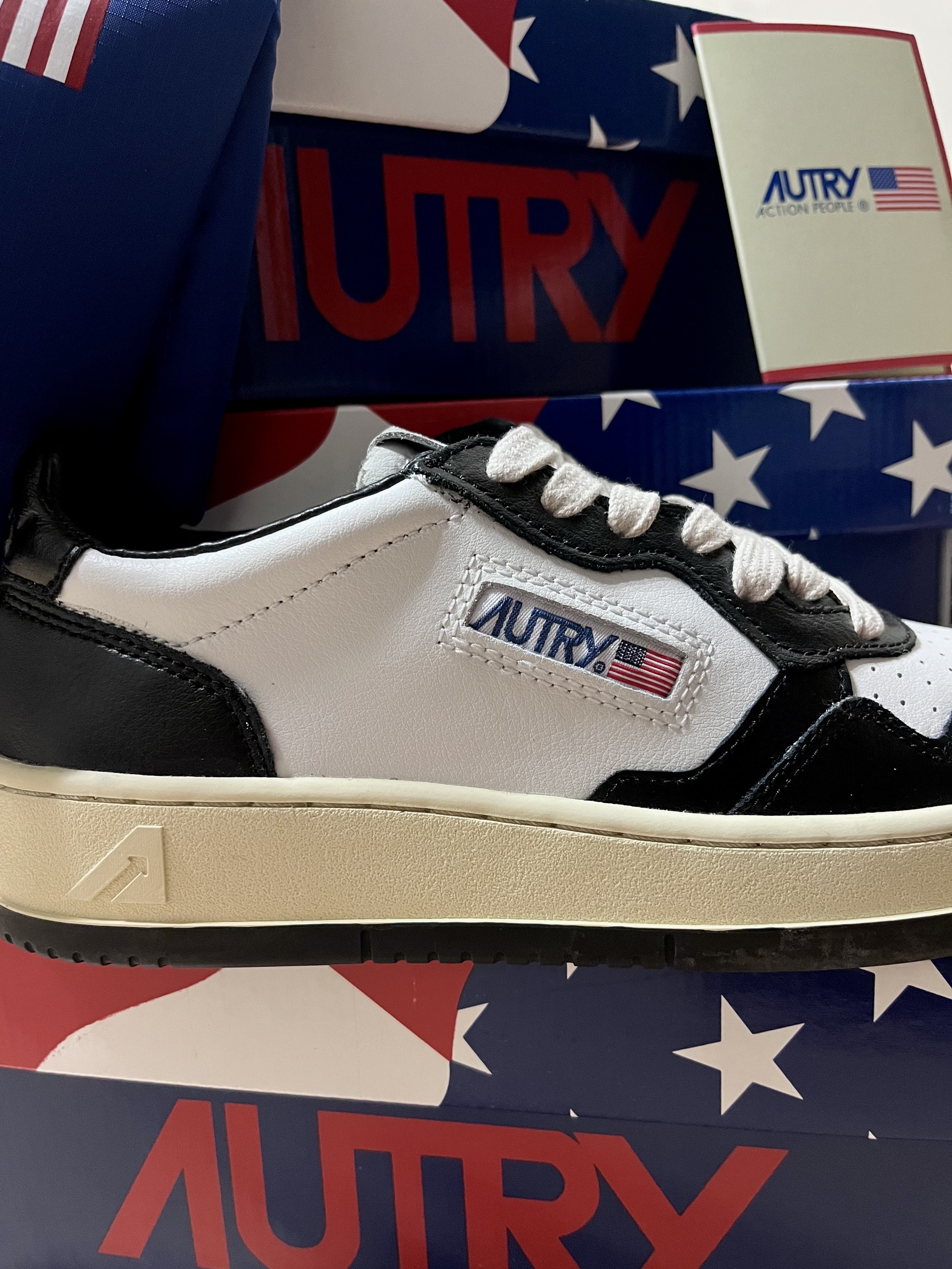 (W) Autry Medalist Low Leather Sneakers Black White, Autry Medalist Low Leather Sneakers Black White 착용 스타일 - 1