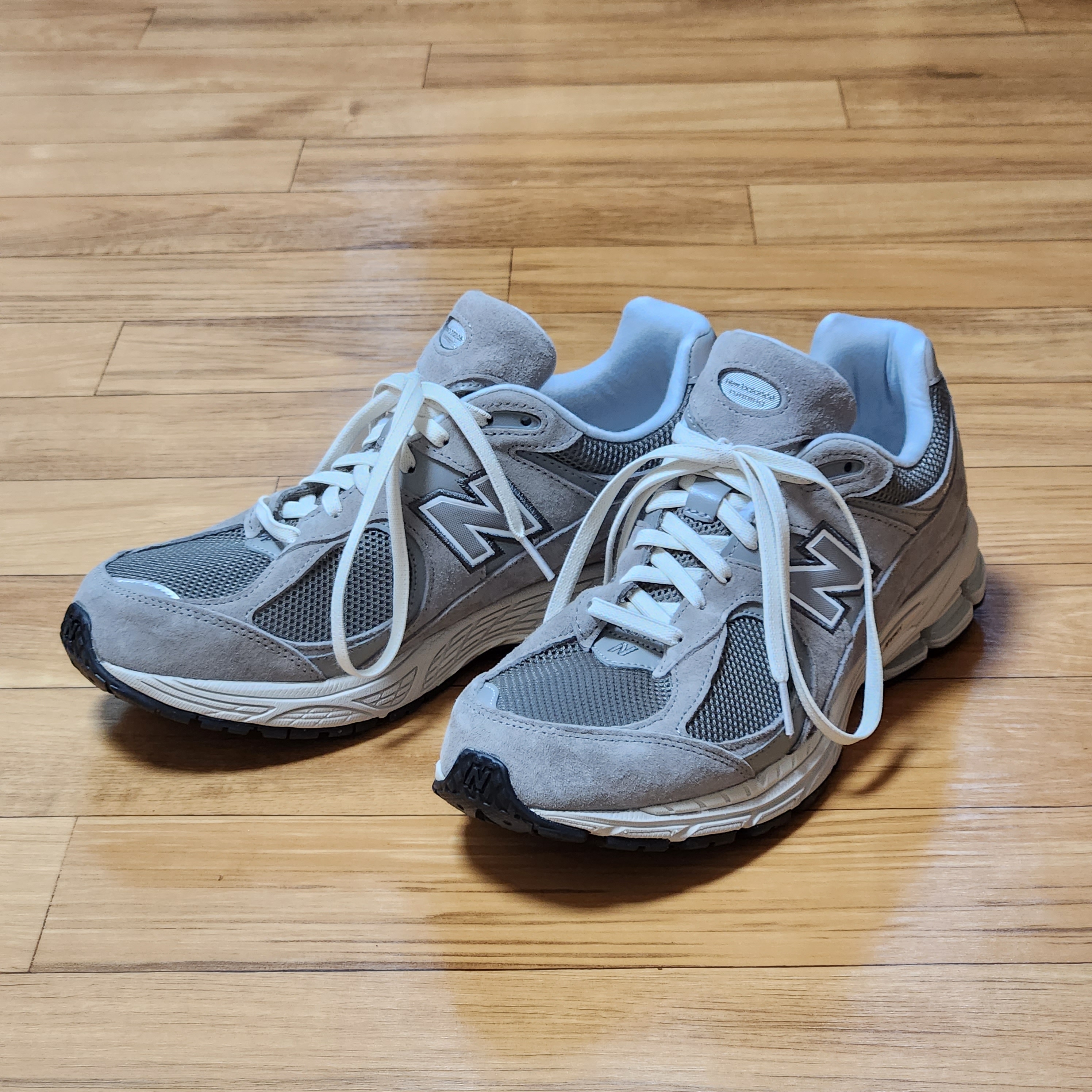 New Balance 2002R Grey 착용 스타일 - 1
